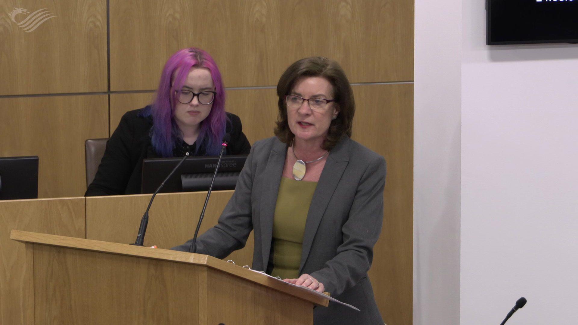 Eluned Morgan yn annerch aelodau'r Senedd yn y siambr ym Mae Caerdydd