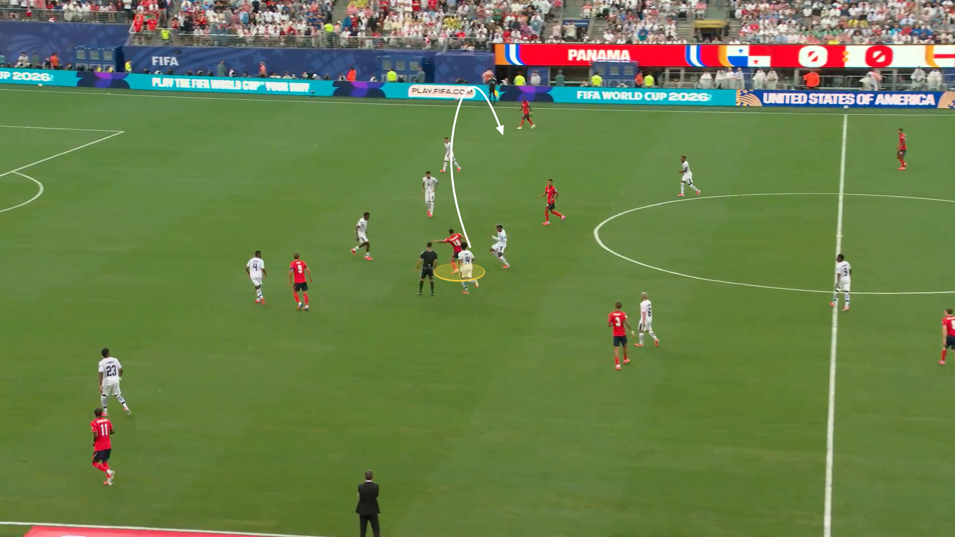 A screen grab from England vs Panama. This shows Bellingham between the lines with minimal space. Drawn is a curved arrow showing the long pass he makes from here to Saka on the right wing. 