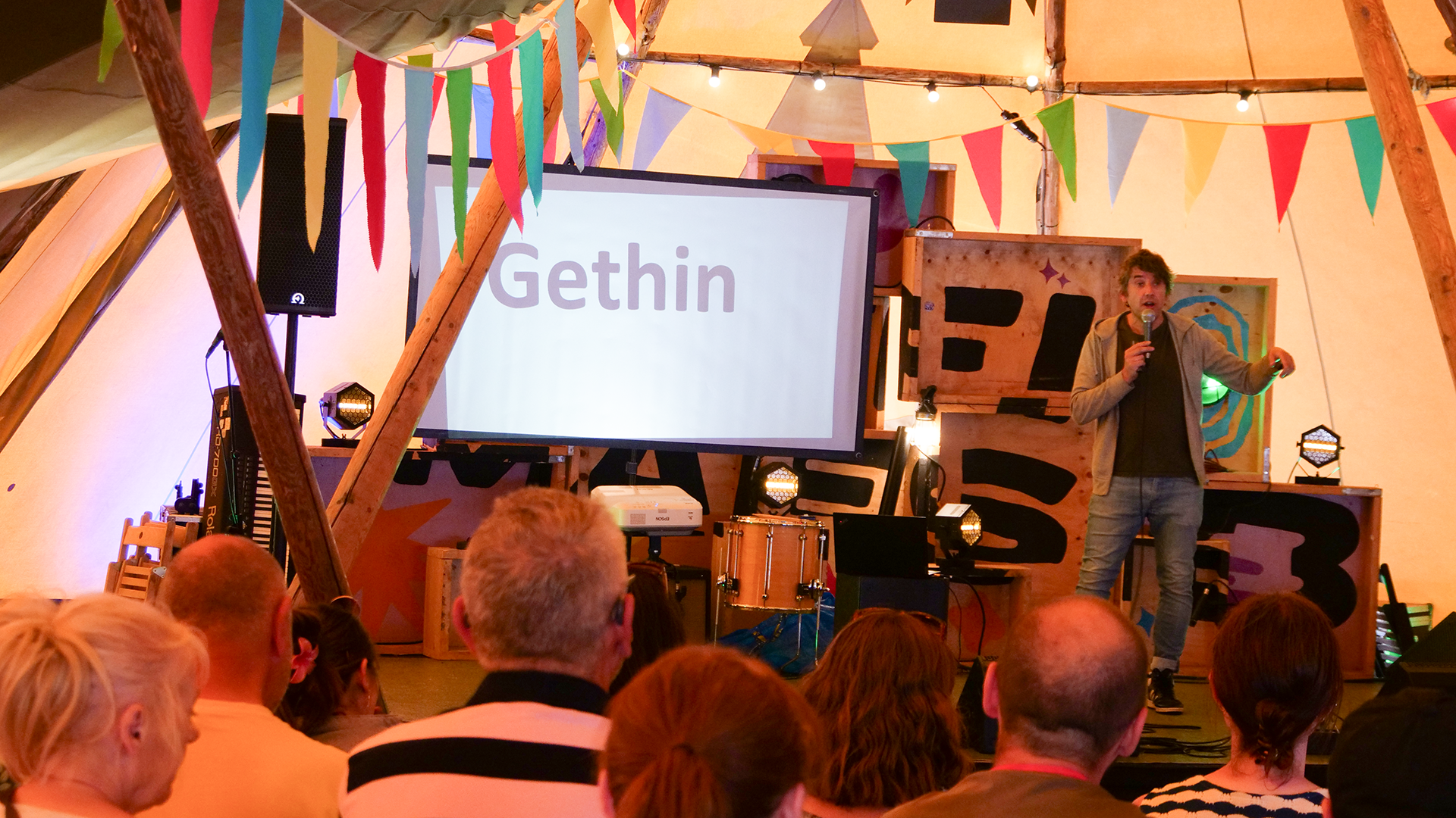 Fe ddenodd y digrifwr Gethin Evans lond pabell o gynulleidfa yng Nghaffi Maes B