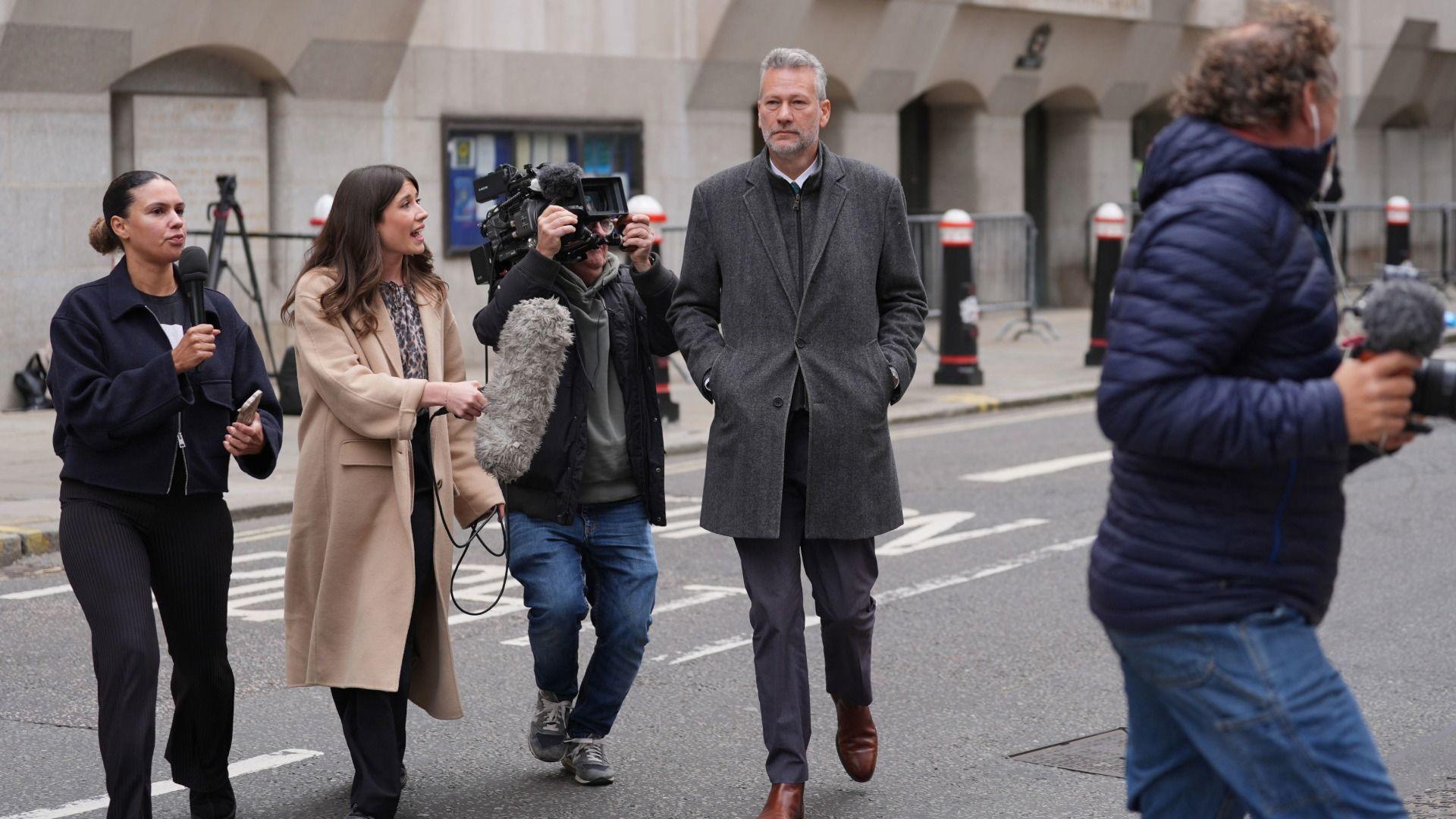 Nathan Gill yn cael ei holi gan y cyfryngau, gan gynnwys Meleri Williams