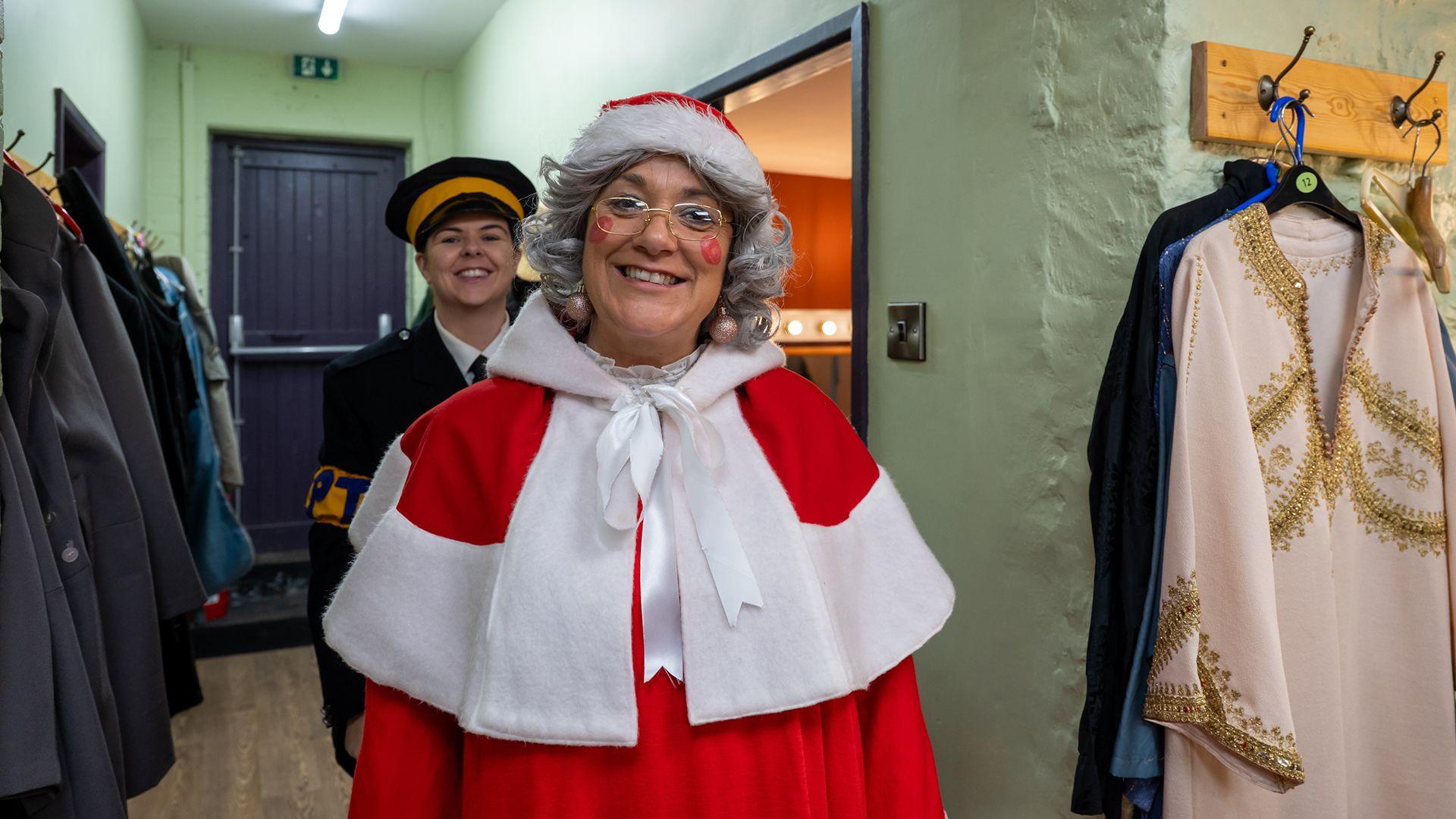 Non Dafydd fel Sian Corn a Manon Wyn