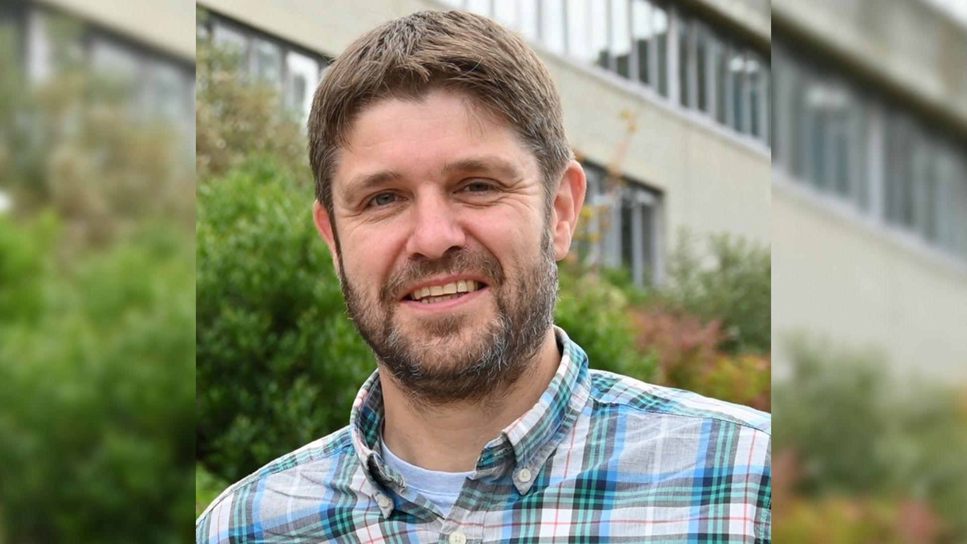 Llun o Dr Huw Lewis