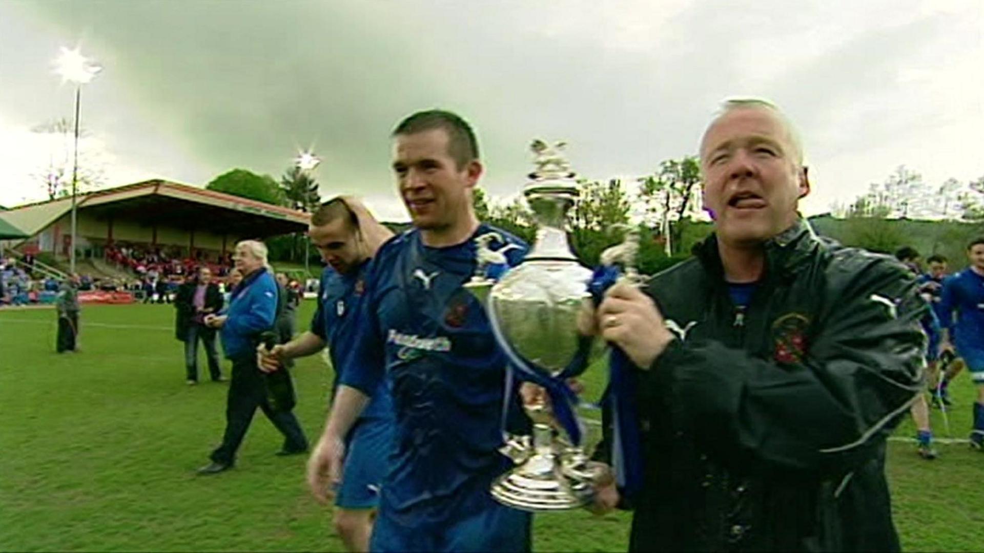 Bangor yn dathlu curo Cwpan Cymru ar ôl trechu Llanelli yn y Drenewydd