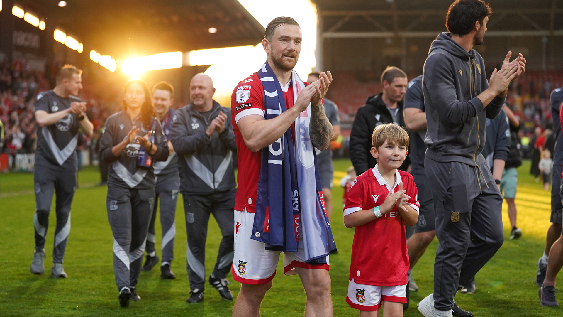 Jack Marriott yn dathlu ar ôl y gêm
