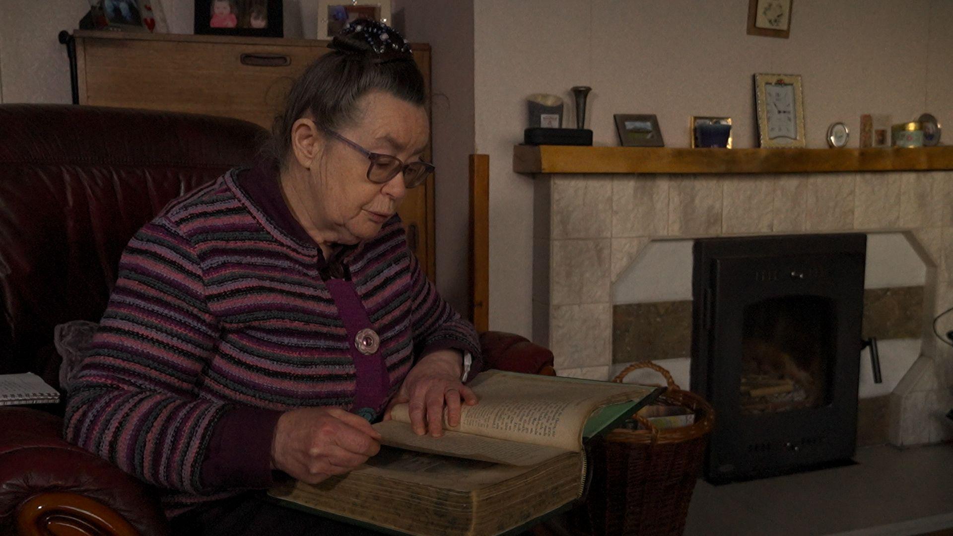 Mòrag Rothach a' leughadh an leabhair