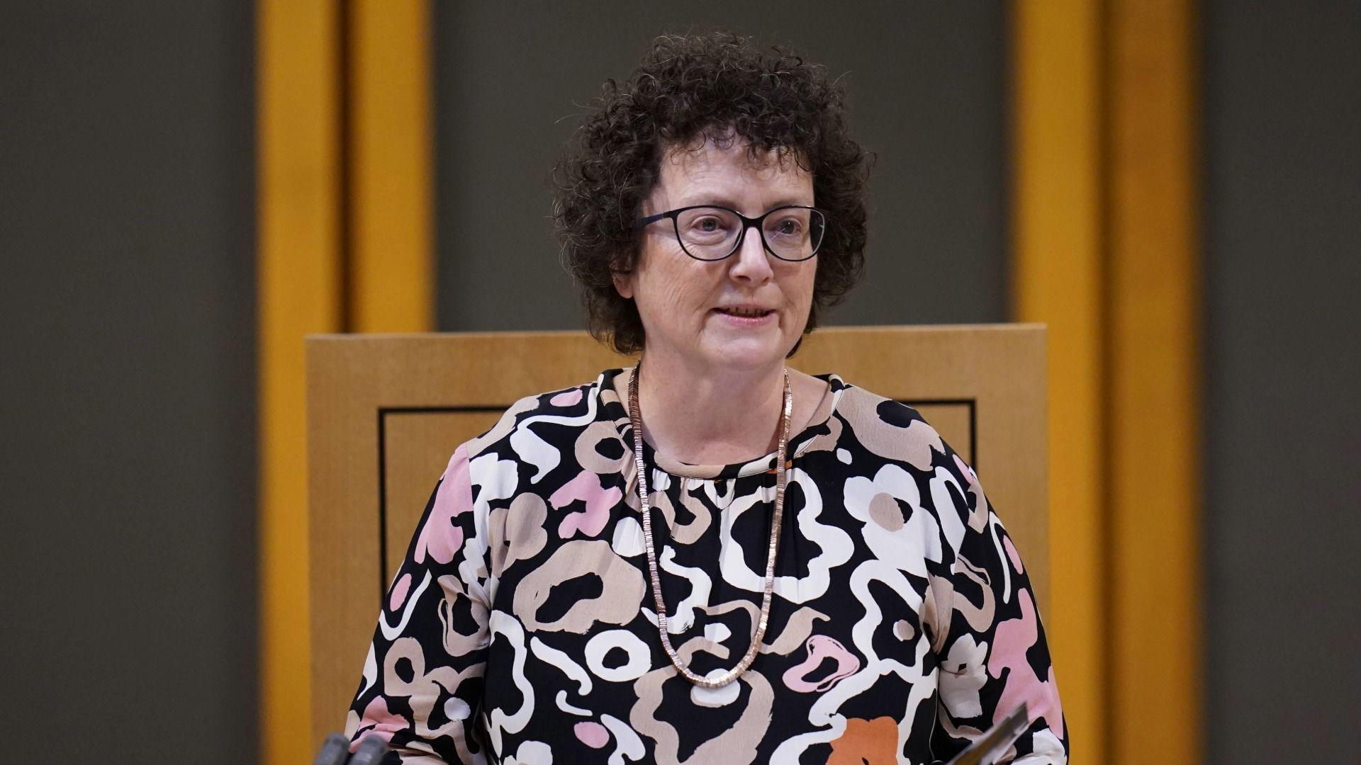 Aelod Senedd Elin Jones yn siambr y Senedd ym Mae Caerdydd