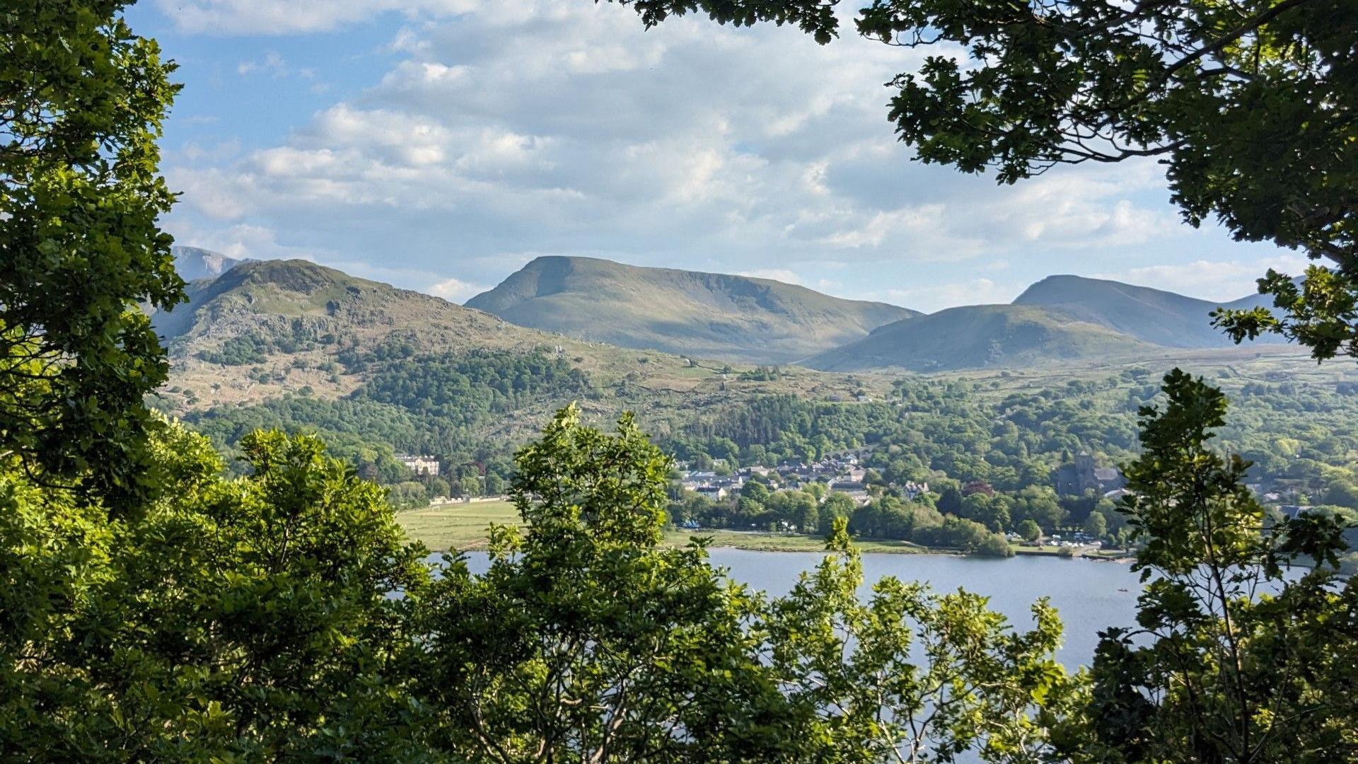 Edrych tuag at Llyn Padarn