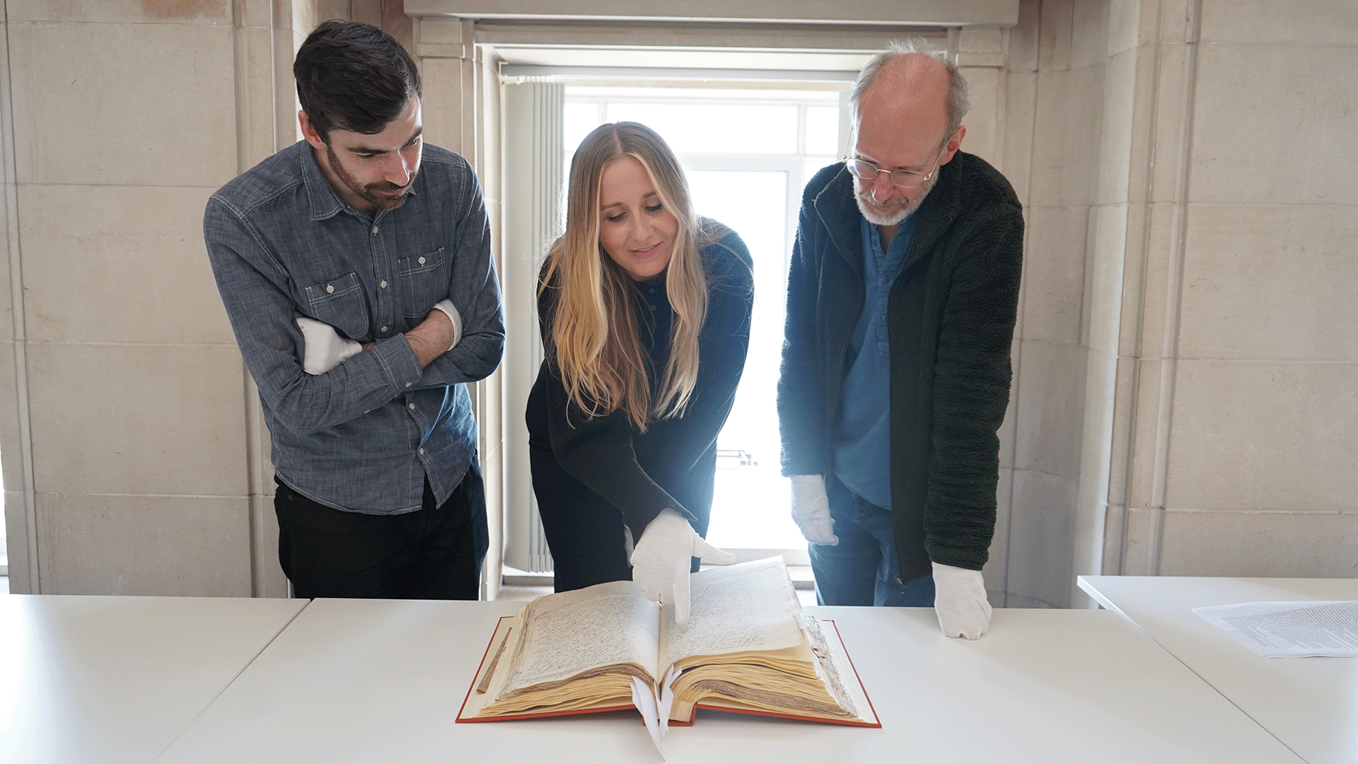Dr Gareth Evans-Jones, Gwenllian Ellis a Dr David Moore yn y Llyfrgell Genedlaethol