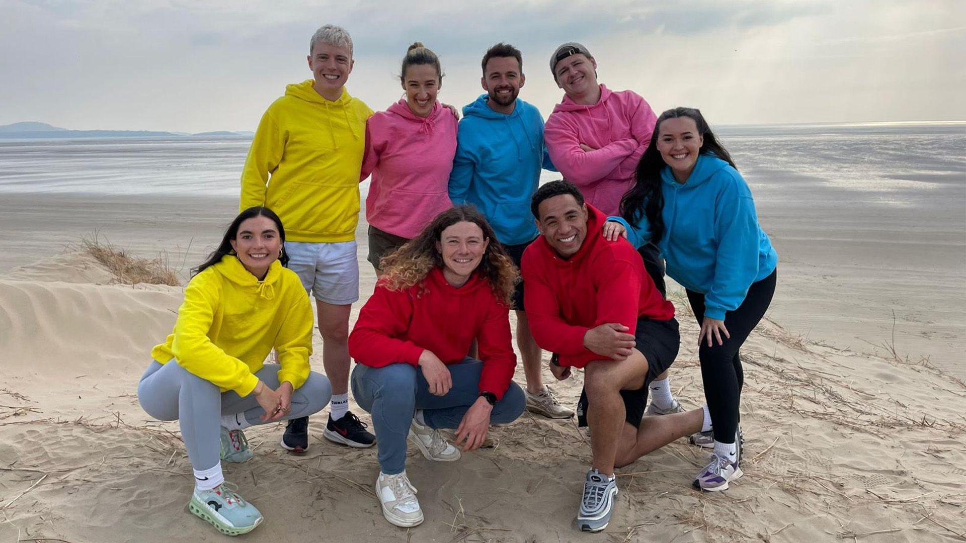 Cyflwynwyr Stwnsh ar draeth