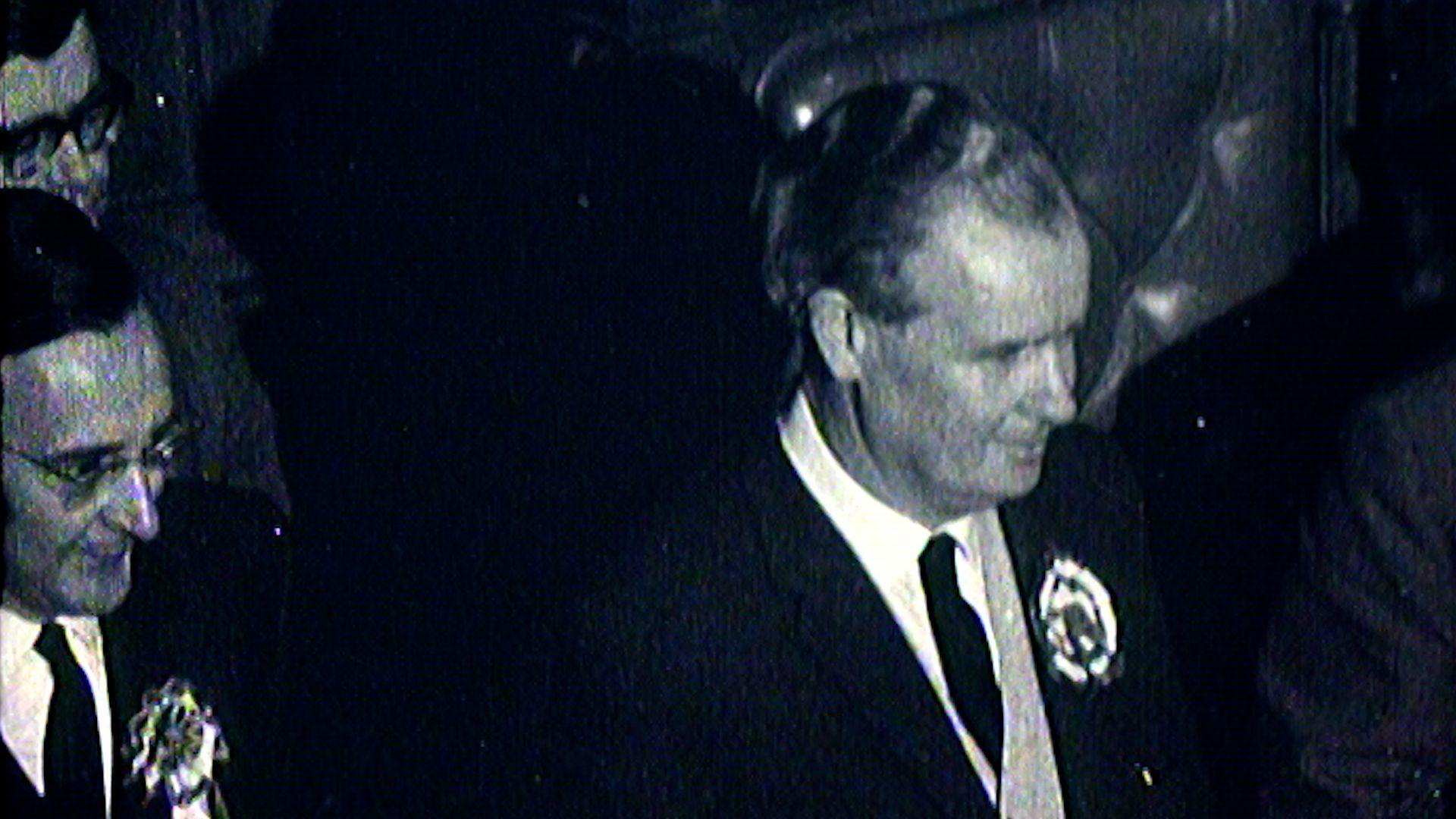 Gwynfor Evans yn disgwyl canlyniad yr is-etholiad yn 1966