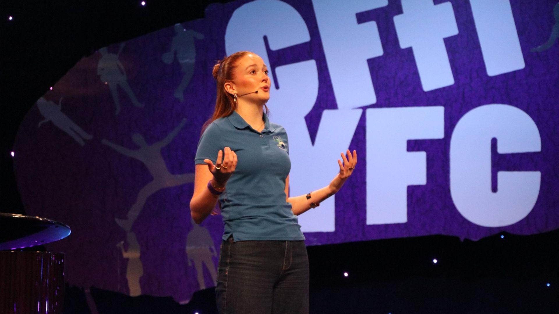 Nansi Fychan yn canu ar y llwyfan