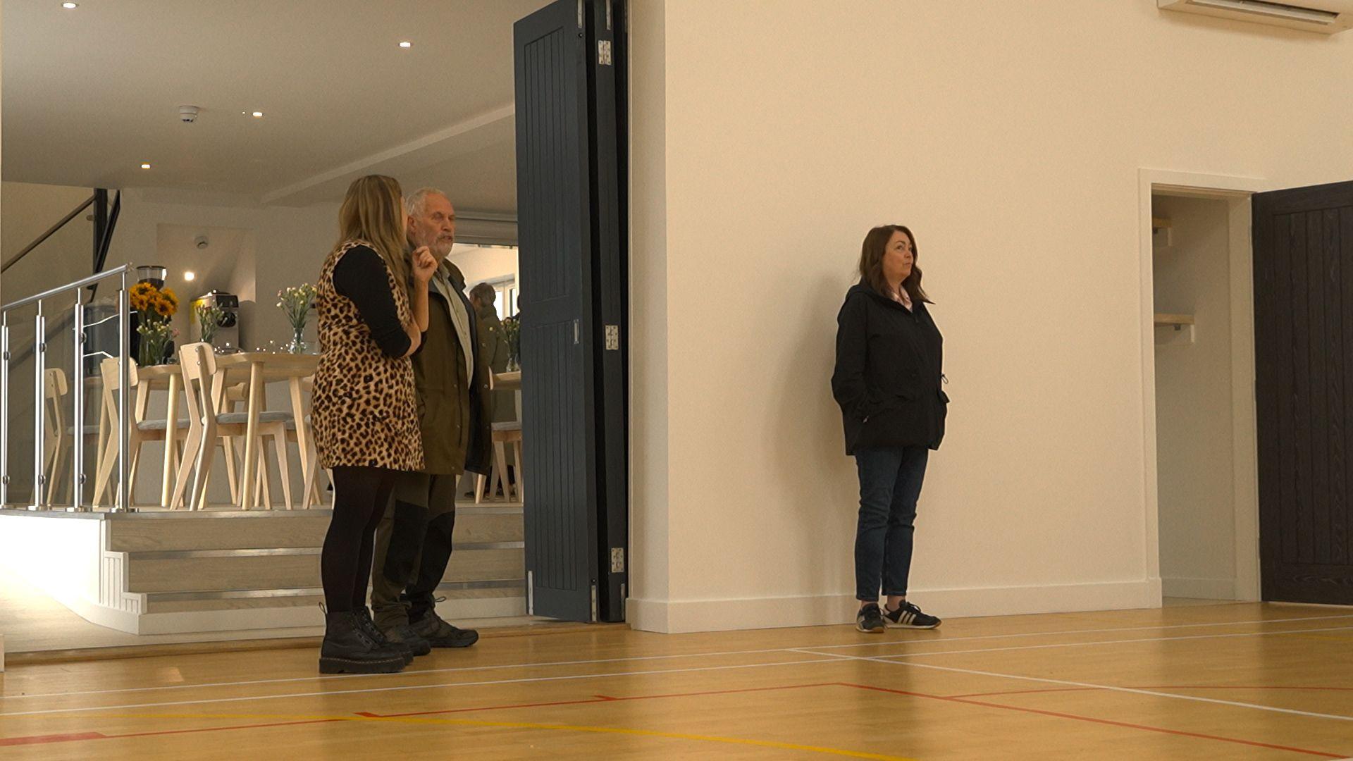 Julie Milne, air an taobh clì, a' sealltainn na goireasan ùra do luchd-tadhail