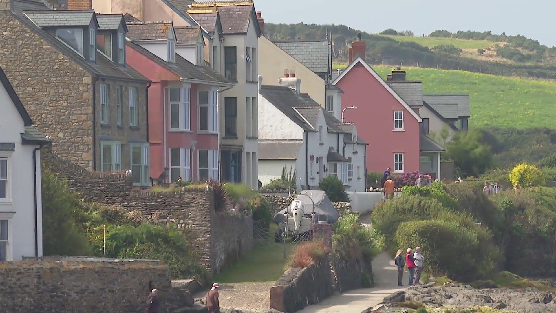 Tai ger y traeth yn Nhrefdraeth