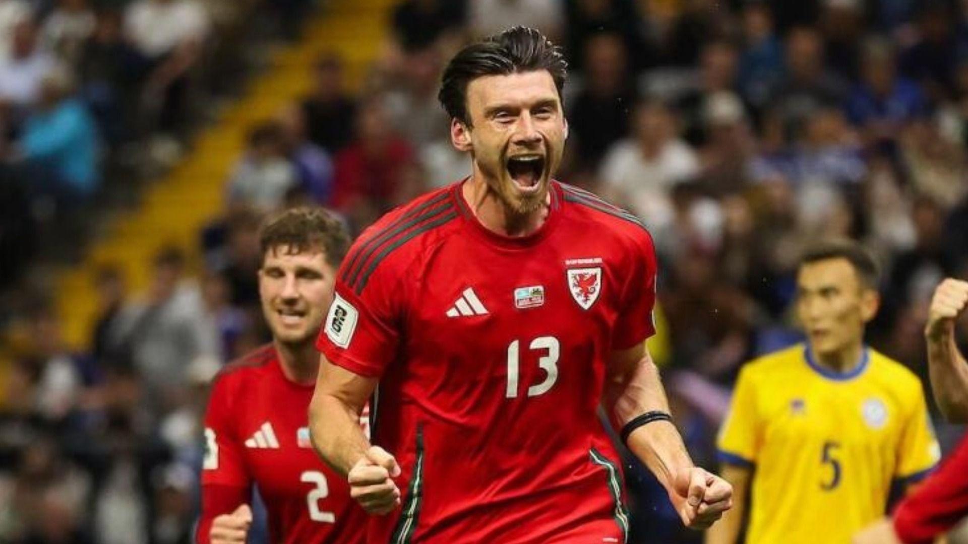 Kieffer Moore yn dathlu sgorio