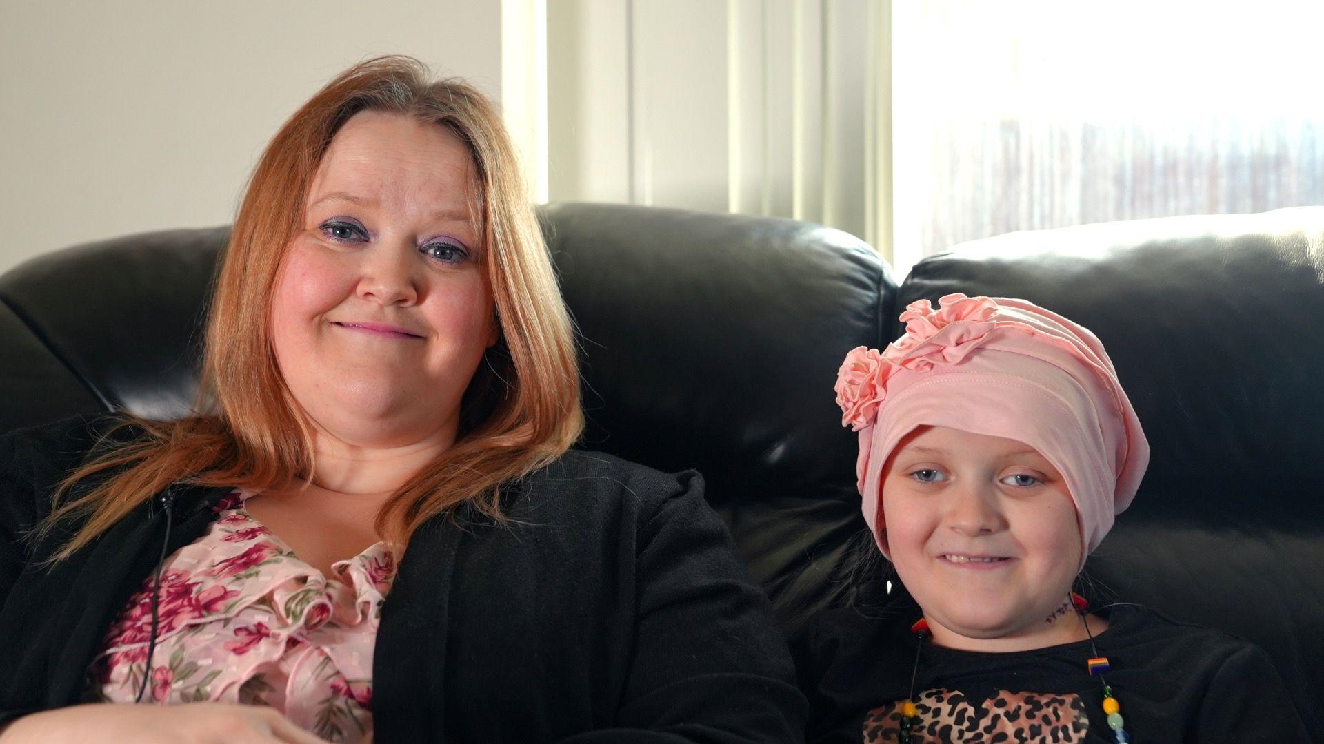 Sienna gyda'i mam Emma