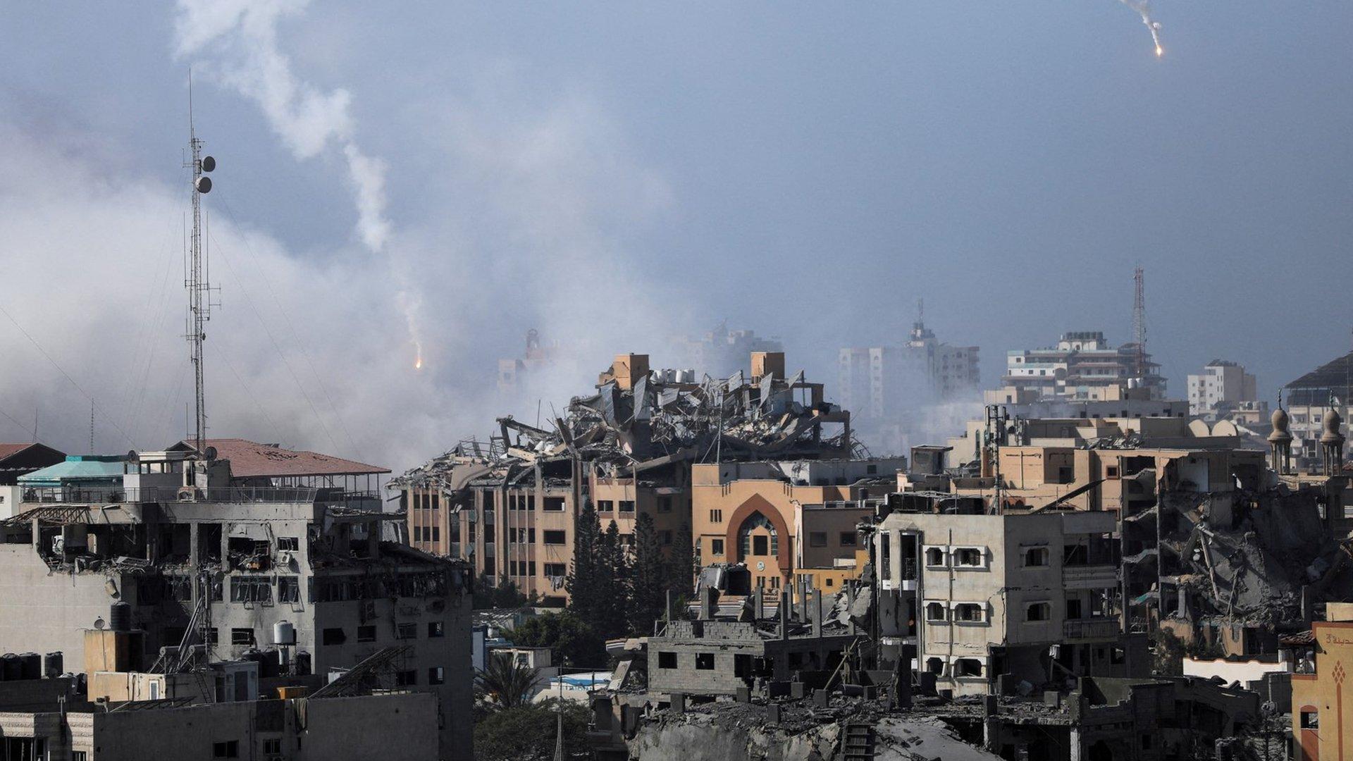 Israeli forces drop smoke bombs during battles with Hamas fighters inside Gaza City (9 November 2023)