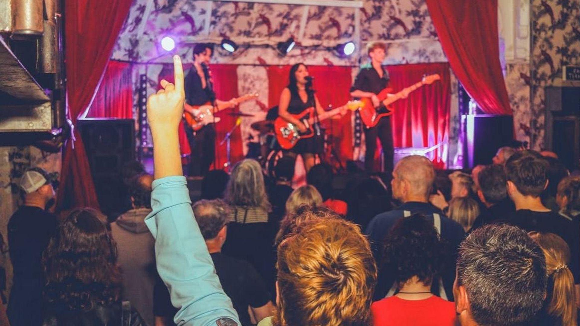 Megan a'r band yn chwarae yn y Deaf Institute ym Manceinion