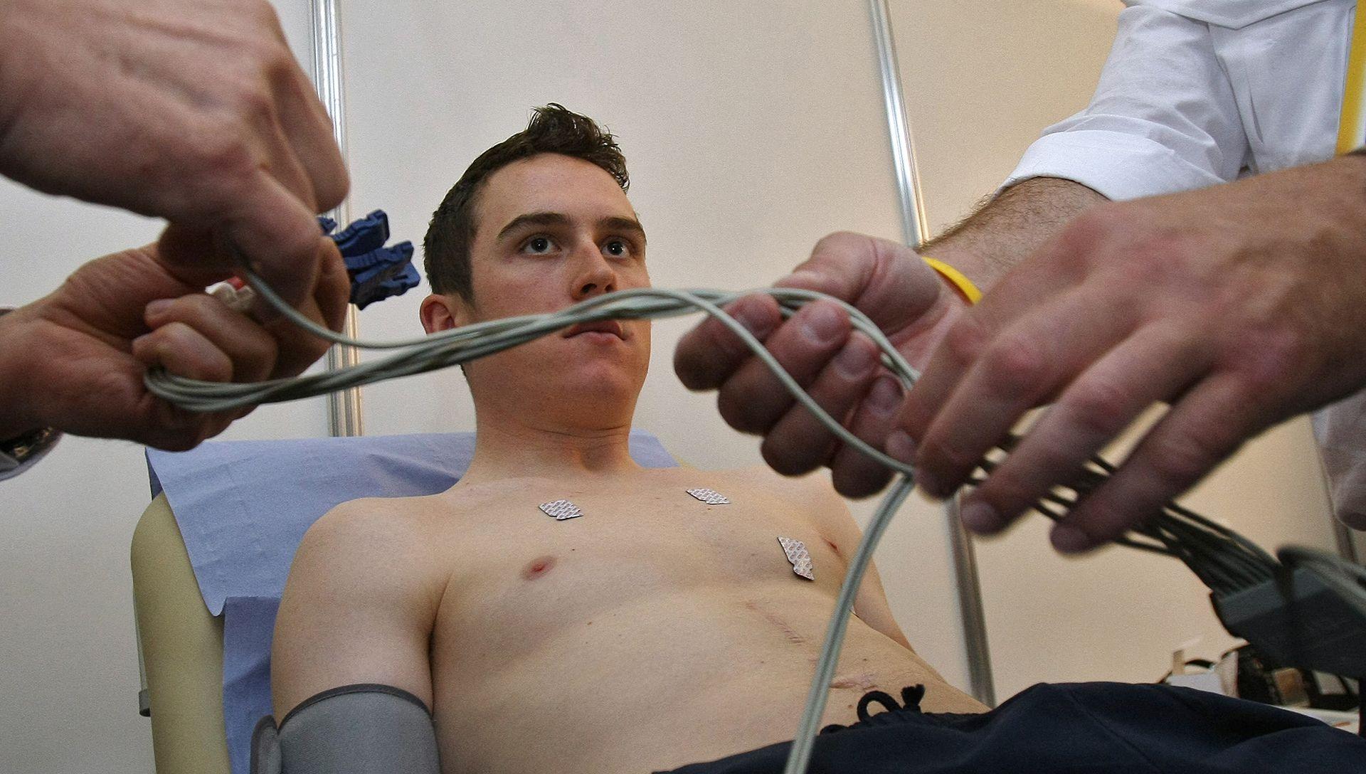 Geraint Thomas yn cael prawf meddygol