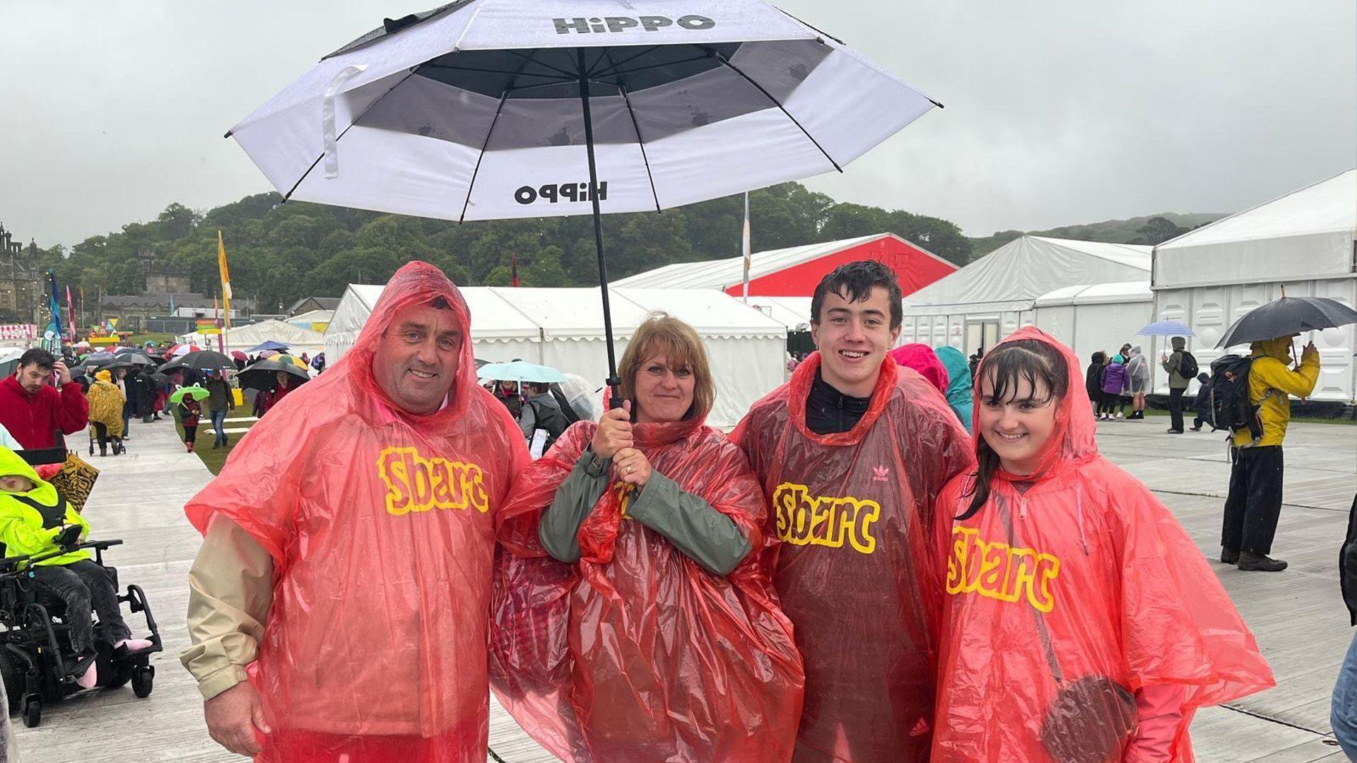 Y teulu Hulse o'r Trallwng wedi llwyddo i gael gafael ar y ponshos gan Y Frigad Dân