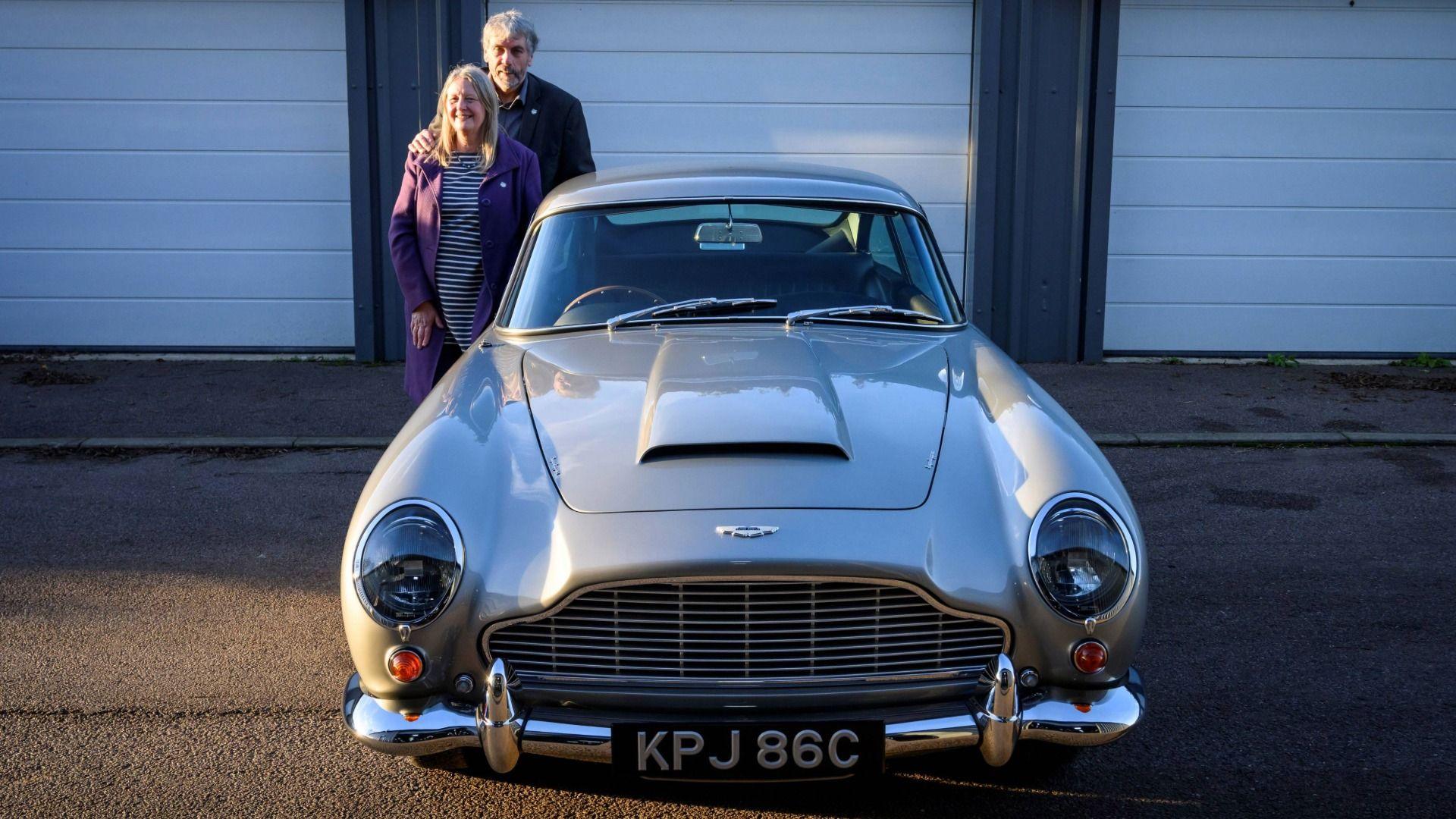 John a Susan Williams drws nesaf i'r Aston Martin