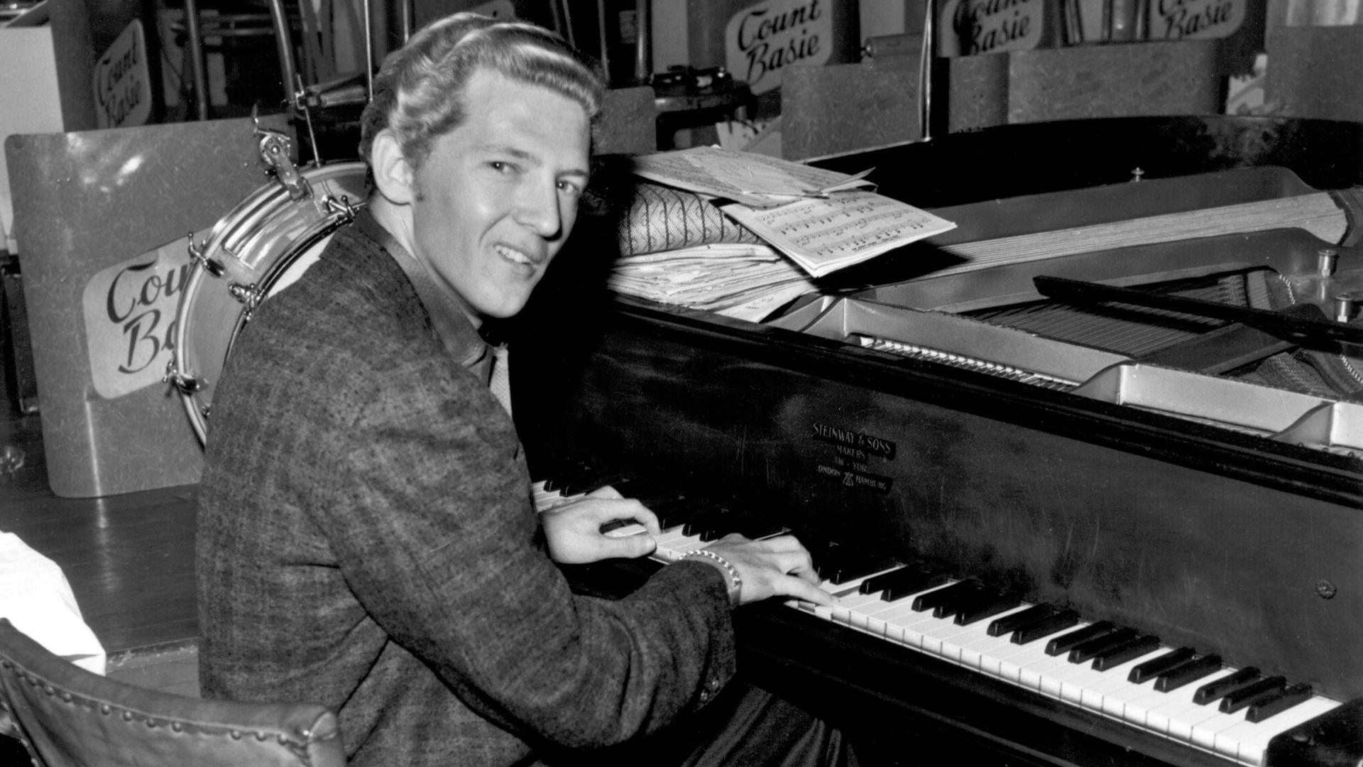 Dyn yn chwarae'r piano