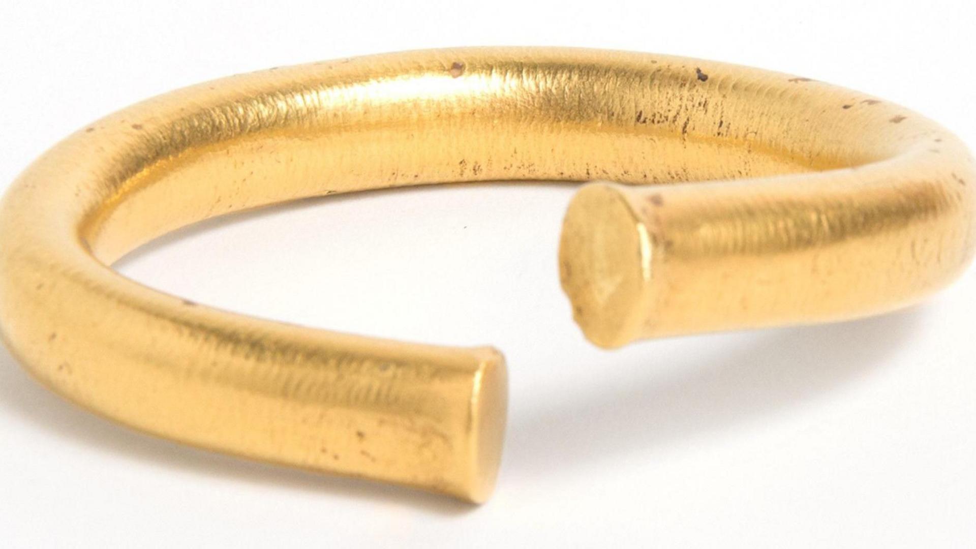 Bronze Age bracelet made from gold with a small opening 