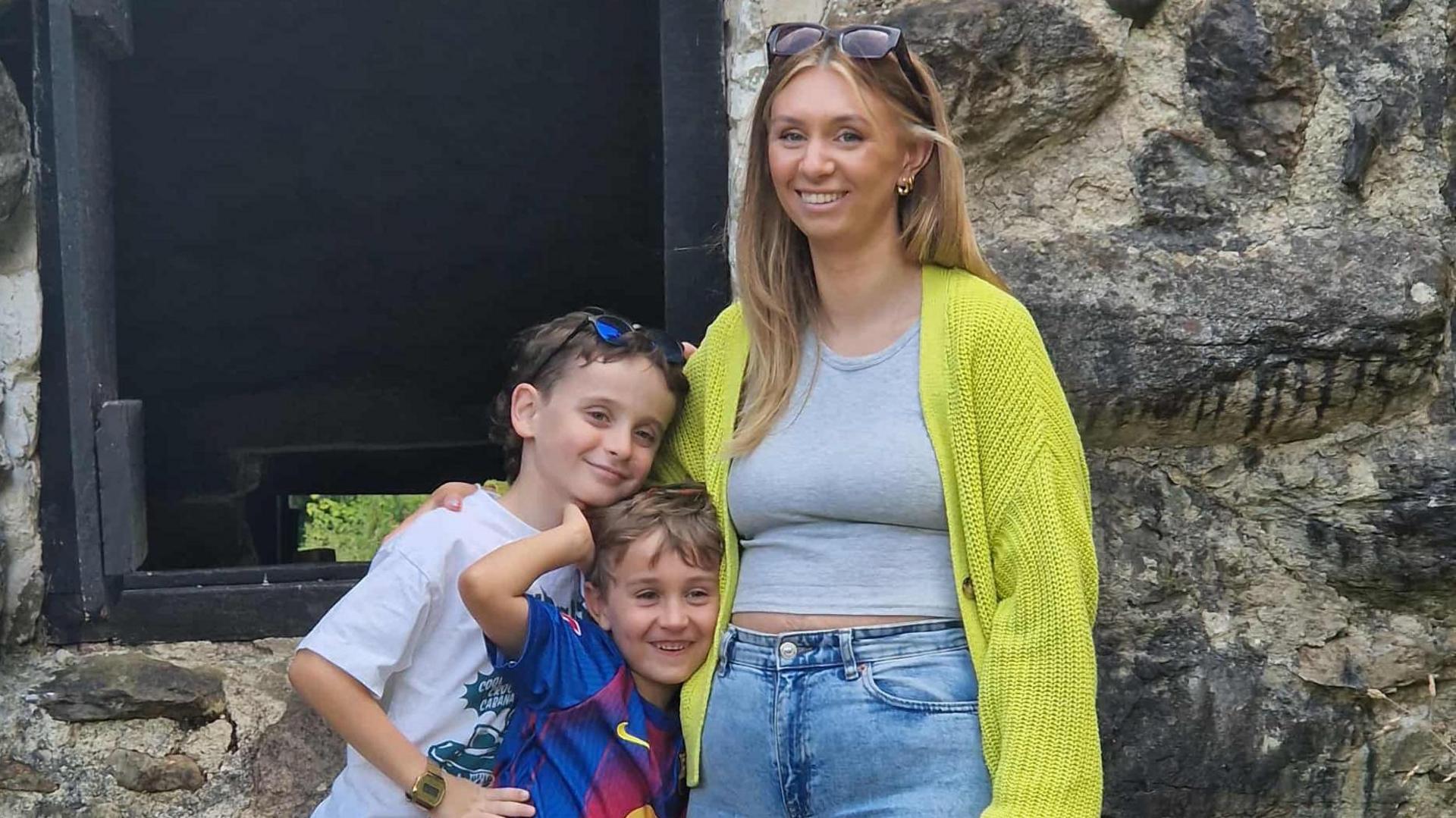 Llun Zoe gyda Jacob a'i frawd