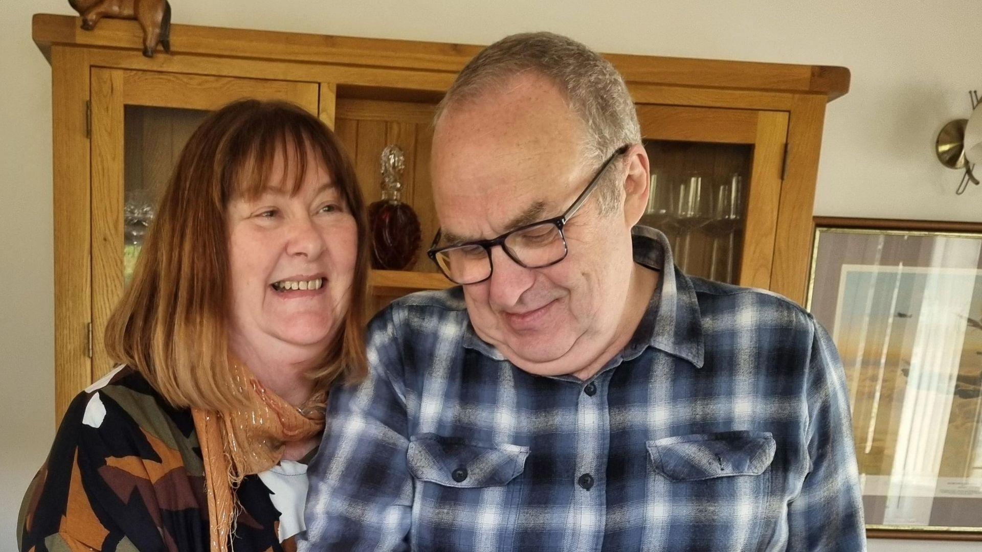 Fe dderbyniodd Dewi Lewis y llythyr deuddydd ar ôl iddo briodi ei bartner, Mags