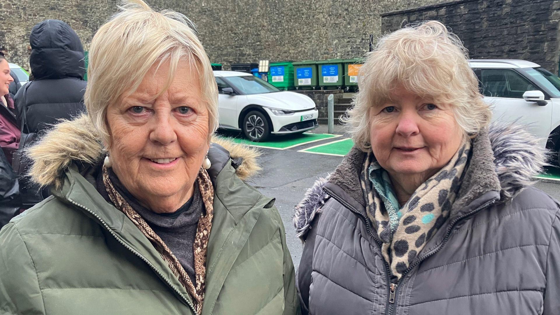 Ann Jones a Jean Lewis