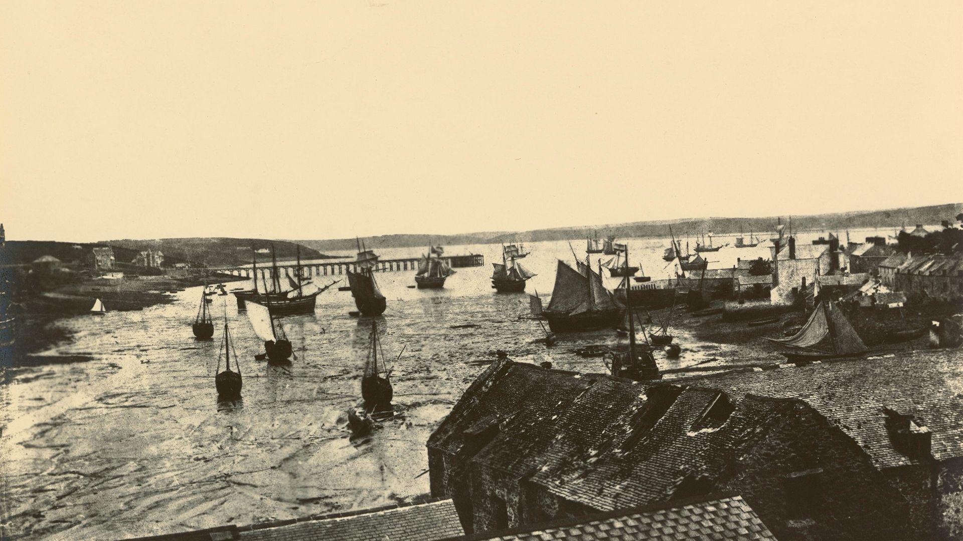 Hen lun du a gwyn o gychod yn Aberdaugleddau