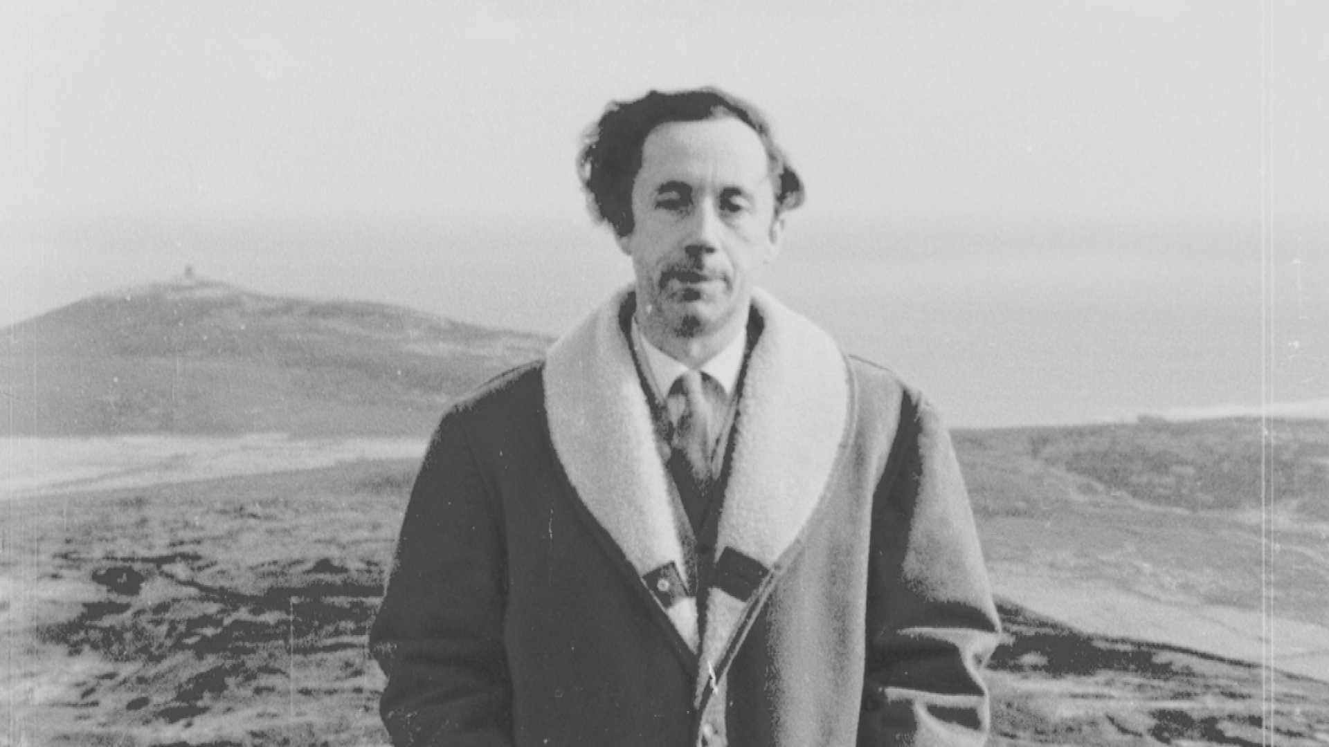 Dealbh de dh'Fhionnlagh Dòmhnallach ag aithris à Sealtainn air telebhisean