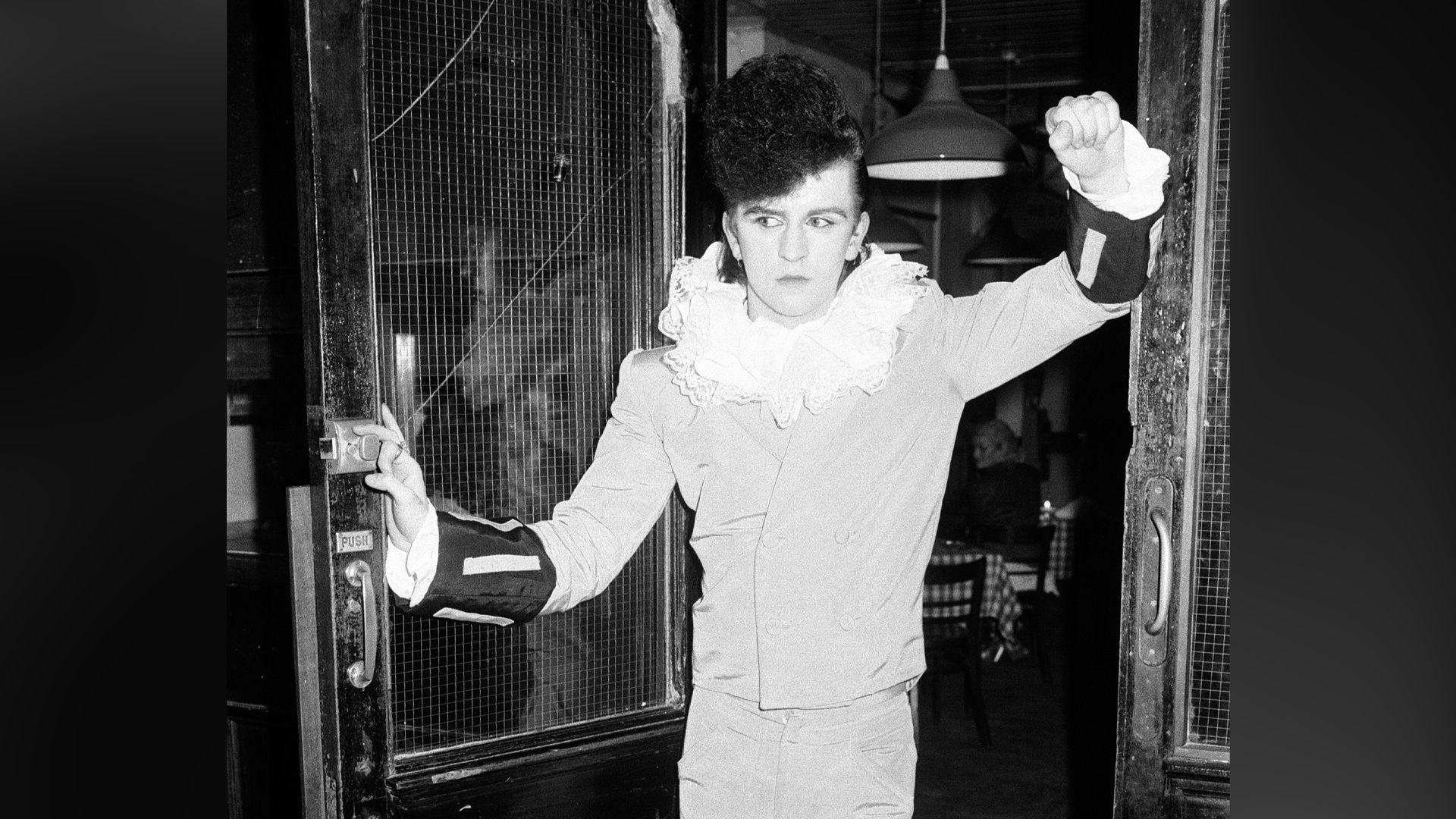 Steve Strange wrth y drws yn y Blitz Club