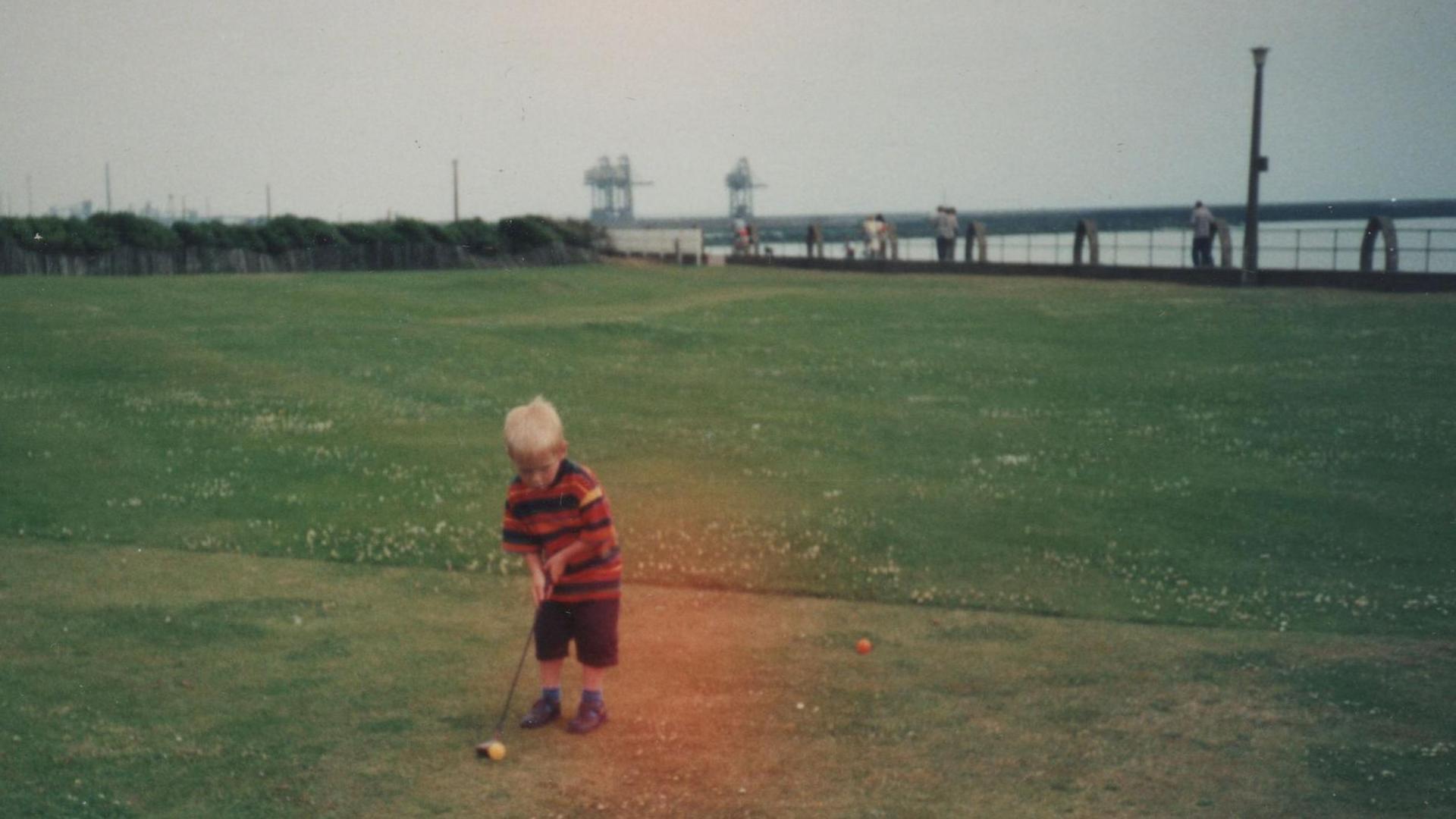 Hen lun o Jon Doyle ifanc yn chwarae golff