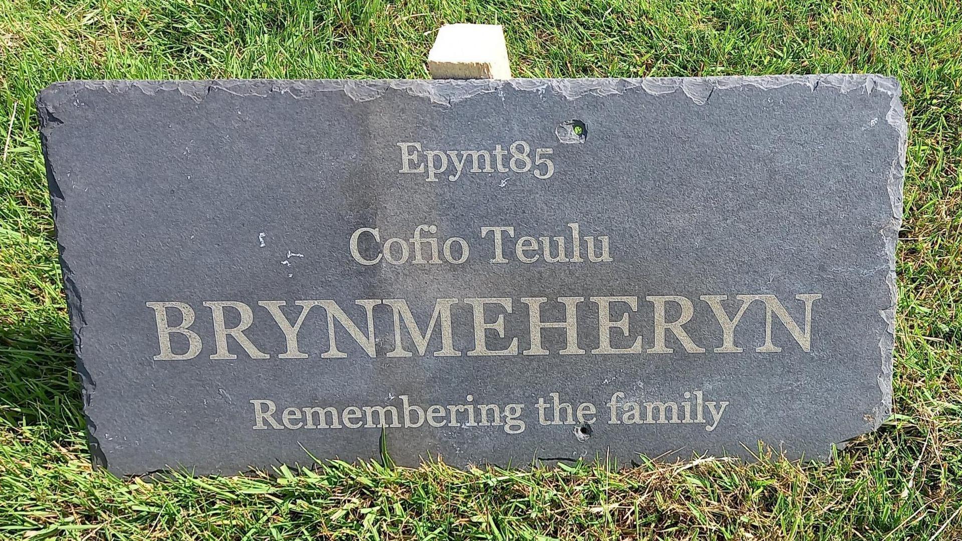 Cofeb arall a fydd yn y pendraw yn cael ei osod ar y safle lle roedd teulu Brynmeheryn yn byw ac yn ffermio