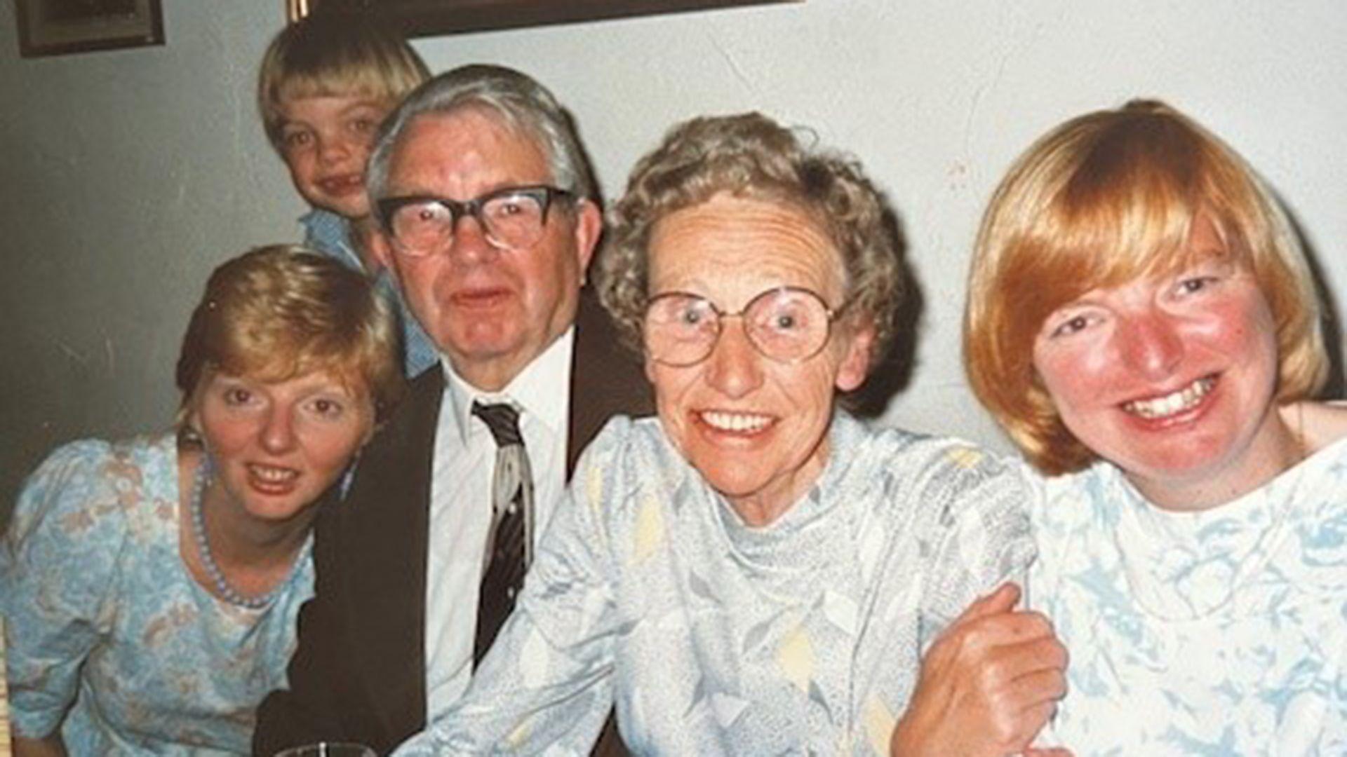 Helen gyda'i mam a'i thad a'i chwaer