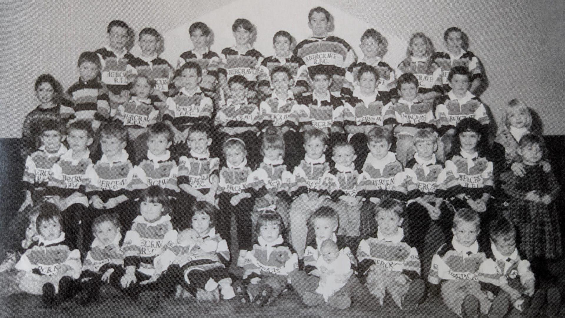 Llun o ieuenctid y clwb a dynnwyd i ddathlu canmlwyddiant y clwb yn 1994. Yr hogyn tal yn y cefn yw cyn prop Cymru, Adam Jones