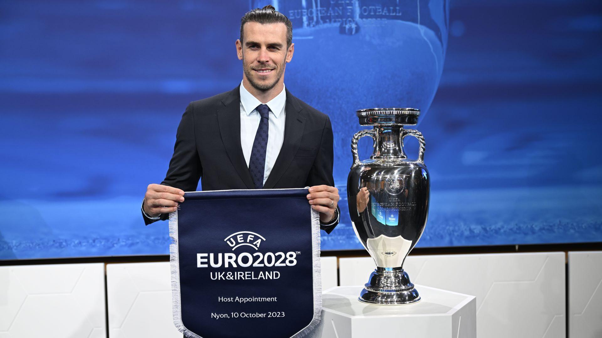 Gareth Bale gyda'r cwpan