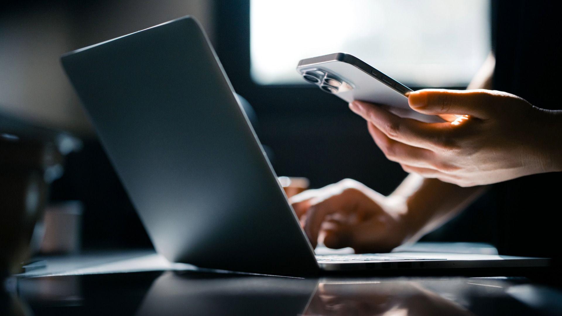 Llun o liniadur a ffon symudol