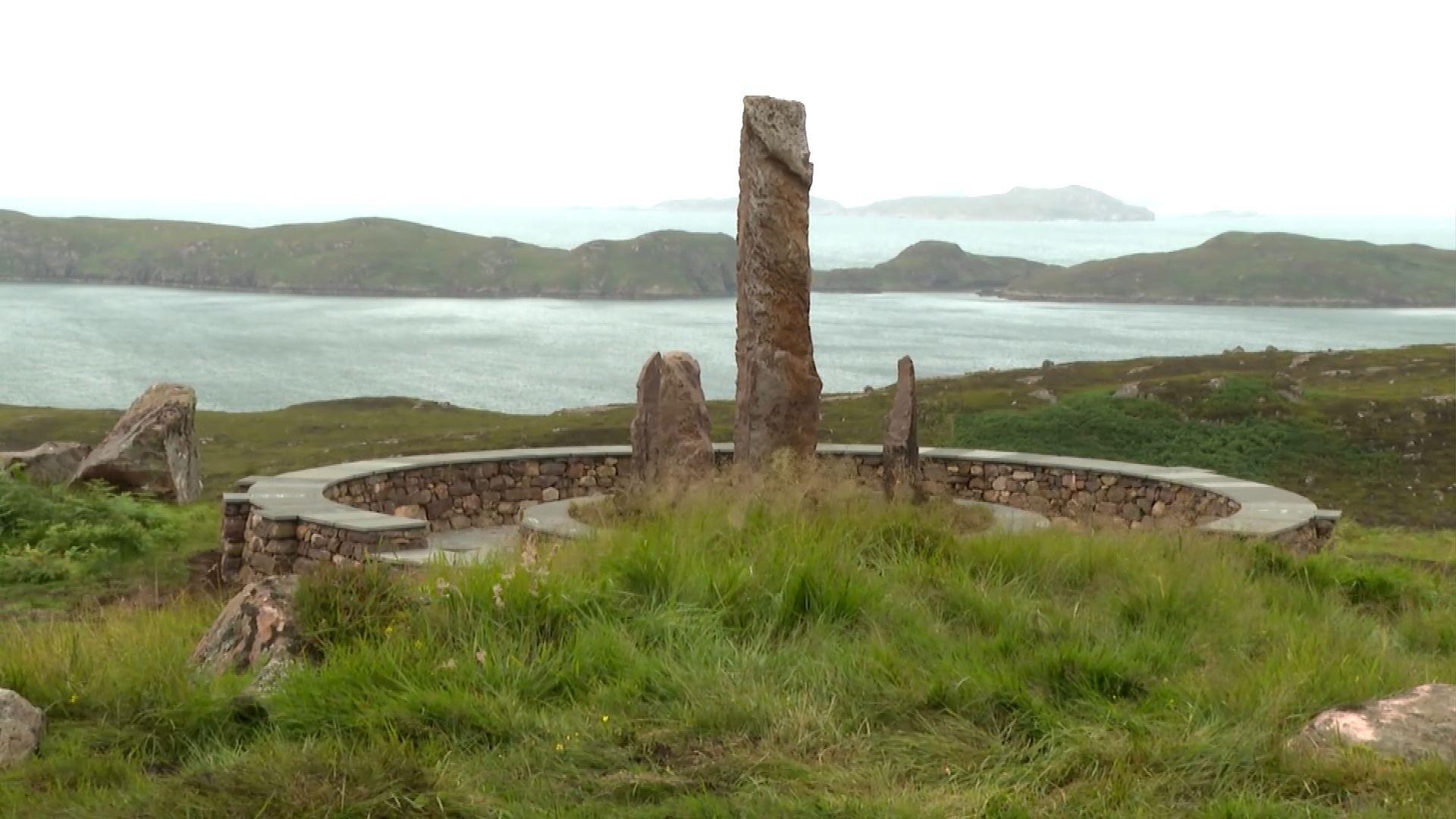 Carragh-chuimhne air an t-strì a rinn muinntir na Còigich an aghaidh oidhirp an cur às an dachaighean