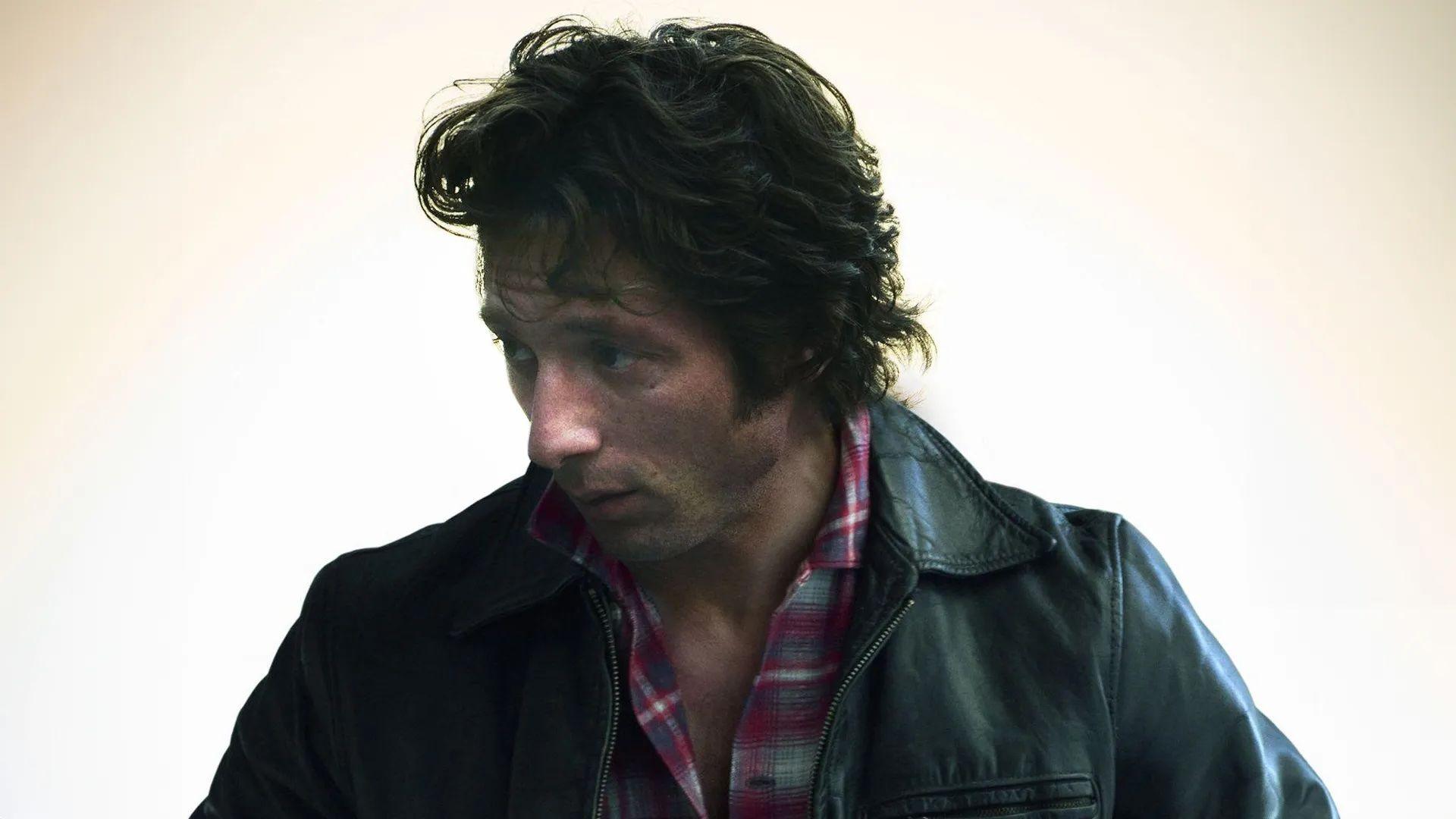 Jeremy Allen White in character as Bruce Springsteen in a promotional shot for the film