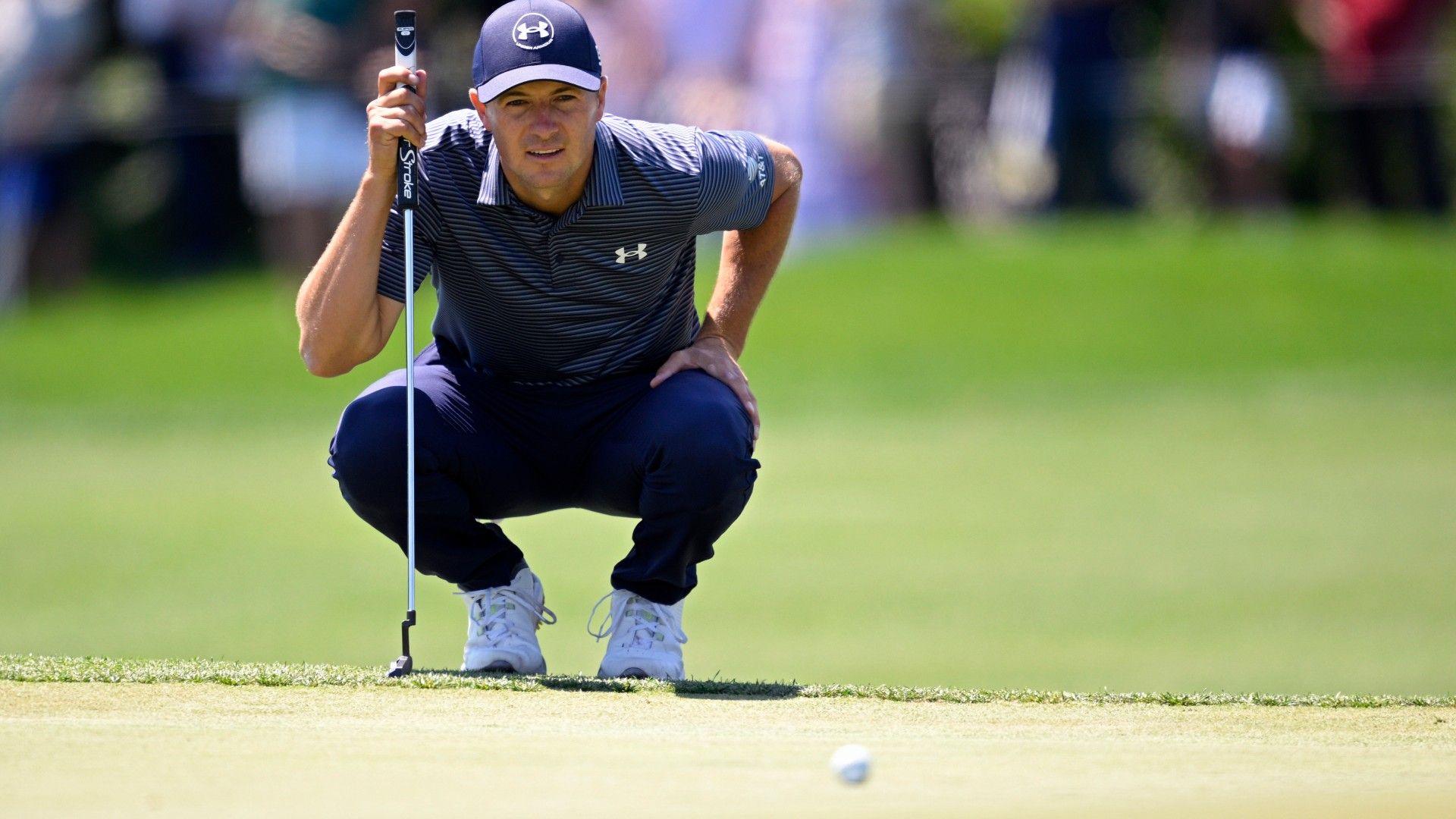 Jordan Spieth lining up a putt
