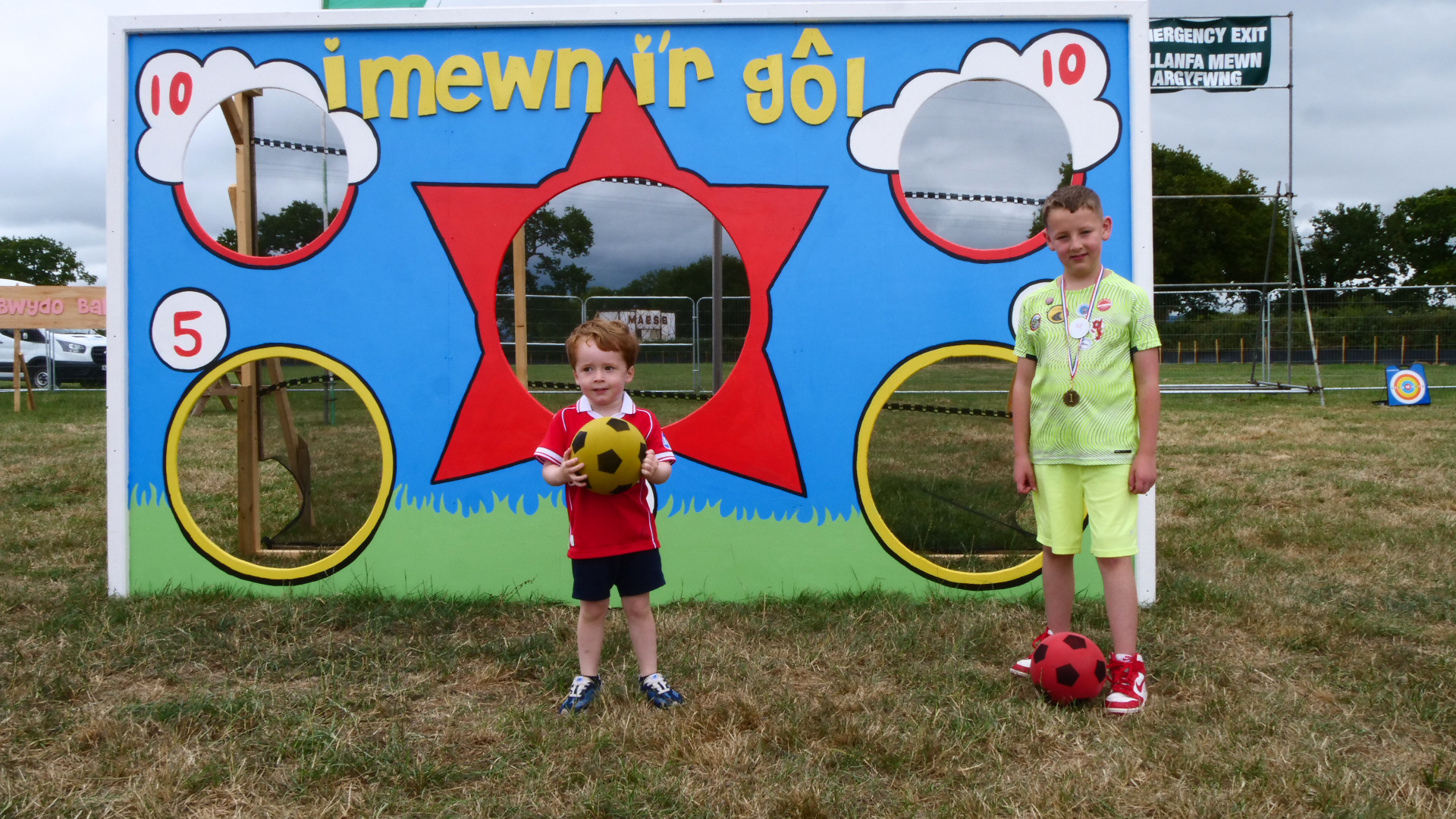 Harri a Llew - chwaraewyr y dyfodol i dîm Wrecsam efallai?