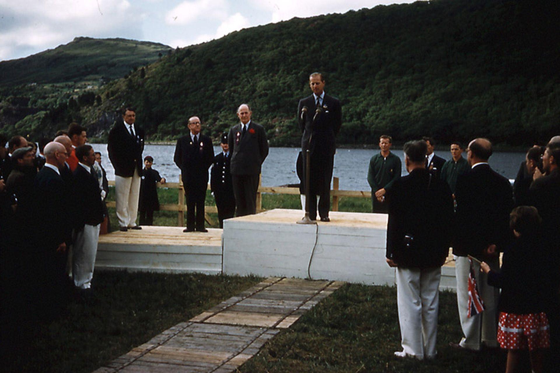 Dug Caeredin yn annerch y dorf ar bodiwm o flaen y llyn