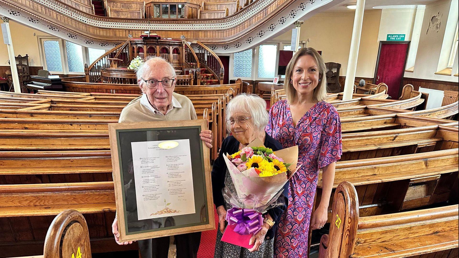 David Gwyn a Pamela John o Dreforys, Abertawe yn derbyn y tlws gan Heledd Cynwal