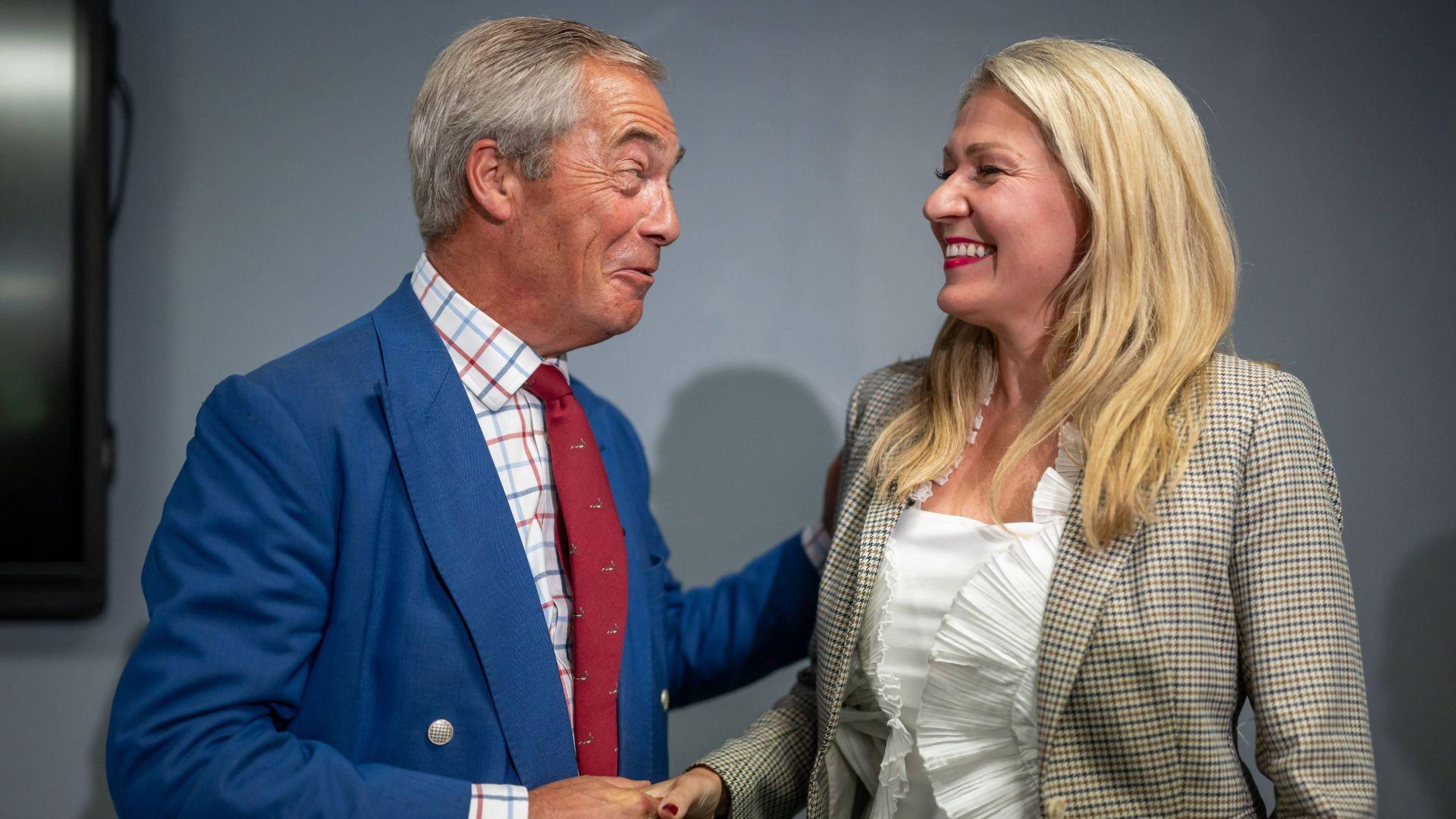 ochr yn ochr â Mr Farage.