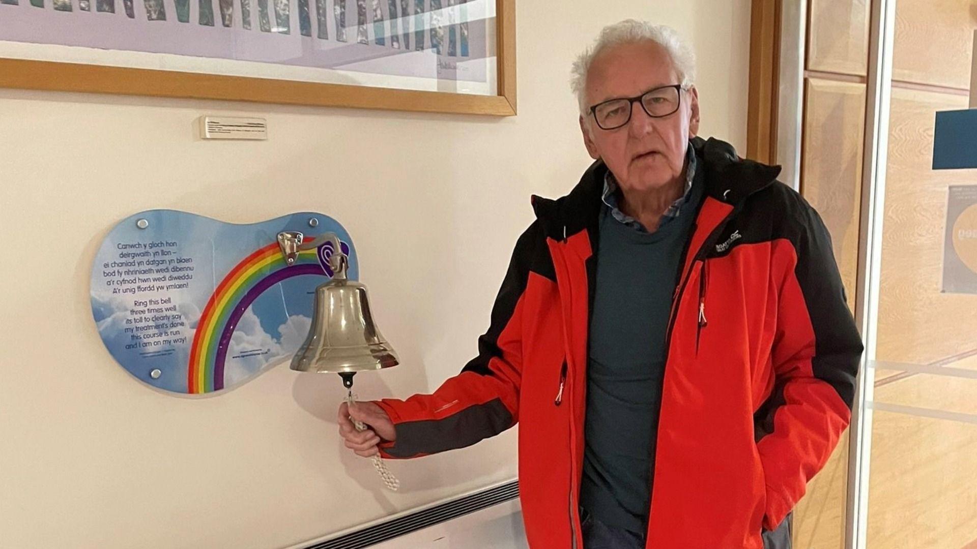 Noel Thomas yn canu gloch yr ysbyty