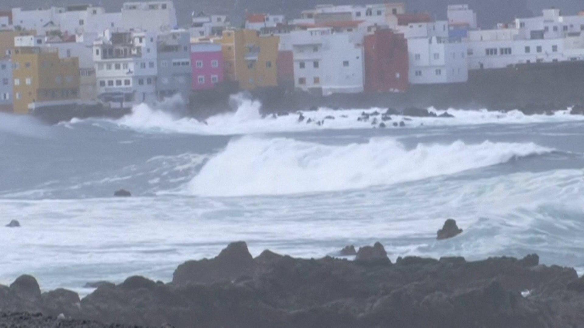 A photo shows the waves in Tenerife.