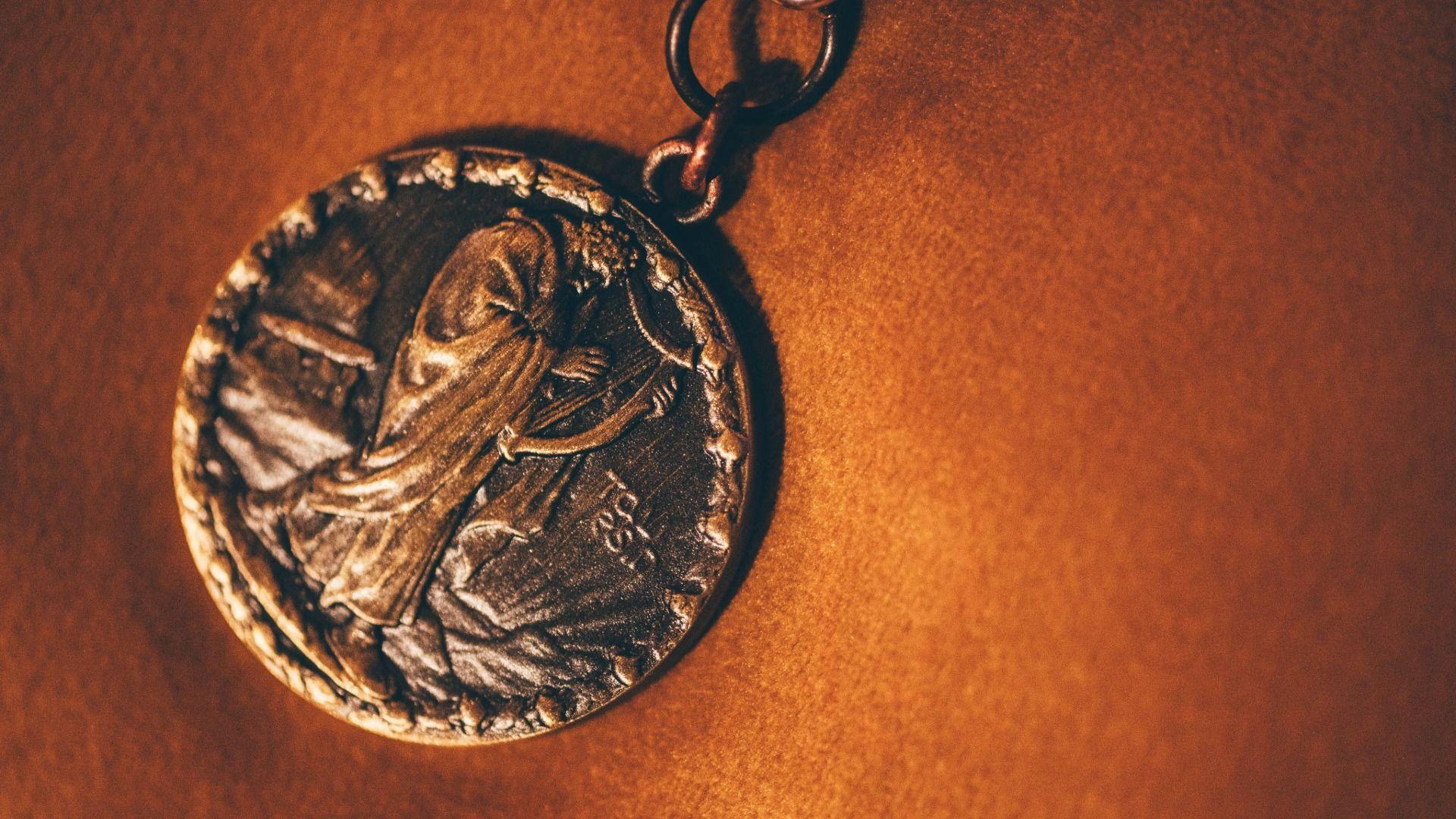 Mae'r fedal yn cael ei rhoi yn flynyddol yn enw Daniel Owen - nofelydd o'r 19eg ganrif a oedd yn dod o'r Wyddgrug