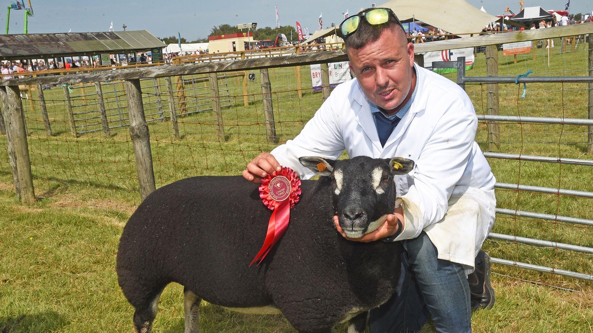Dyfed Jones o Edern a gafodd gyntaf gyda'i ddafad Torwen