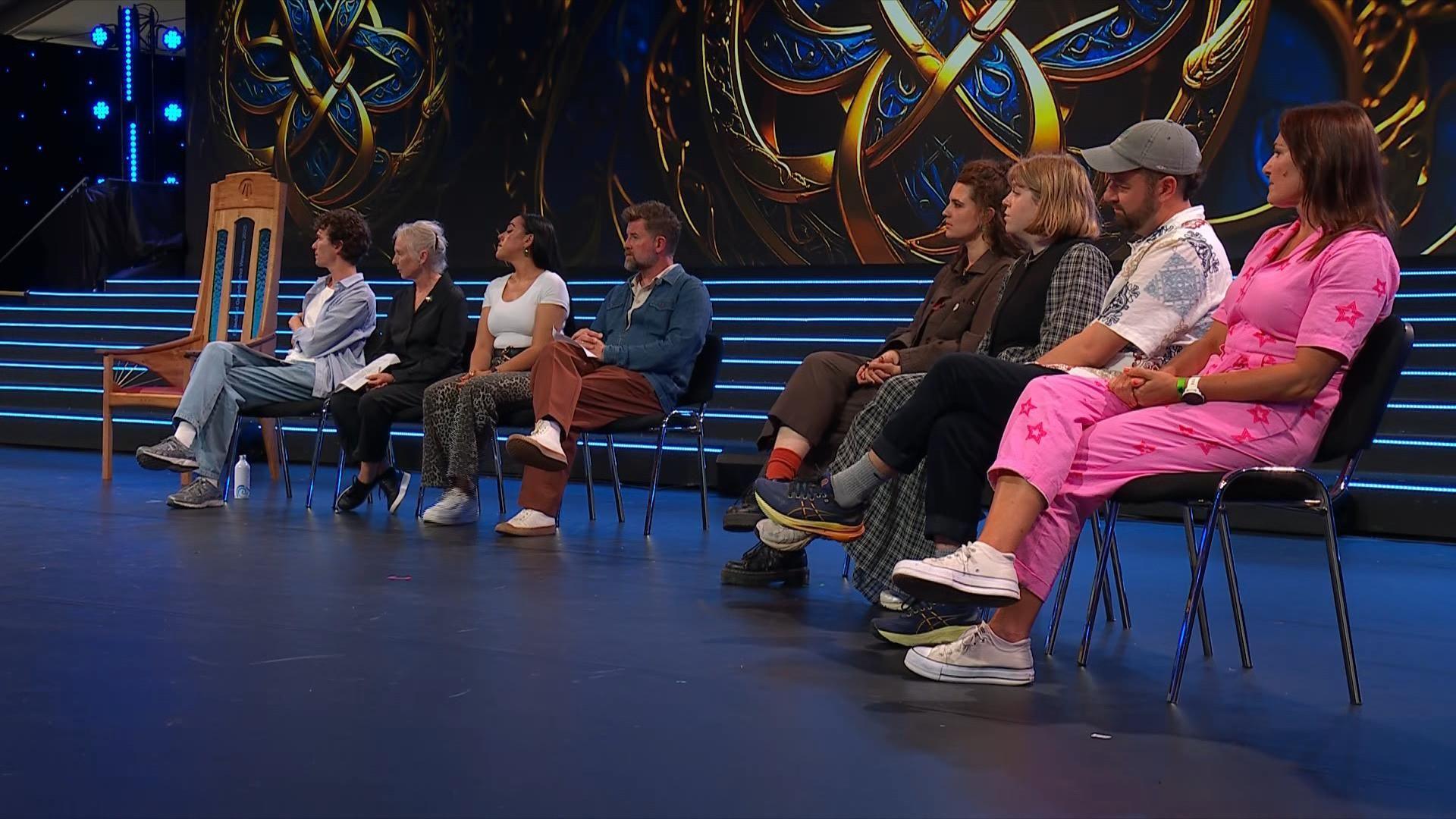 Roedd y panel o feirniaid eleni yn cynrychioli aelodau'r consortiwm ac roedd nifer ohonyn nhw ar lwyfan y Pafiliwn